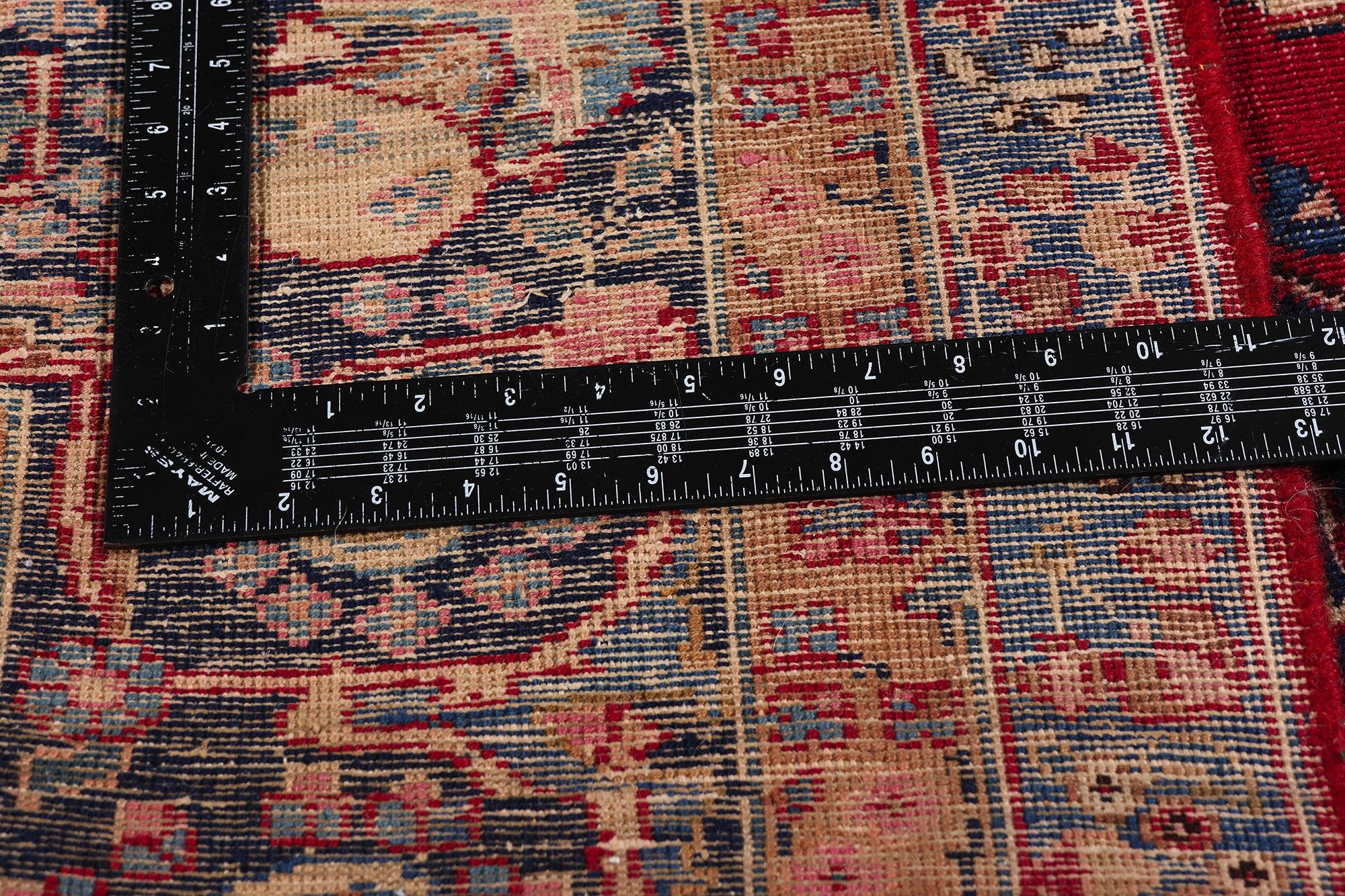 La Corte Cremisi: Un capolavoro persiano di Mashhad dallo splendore regale in vendita 1