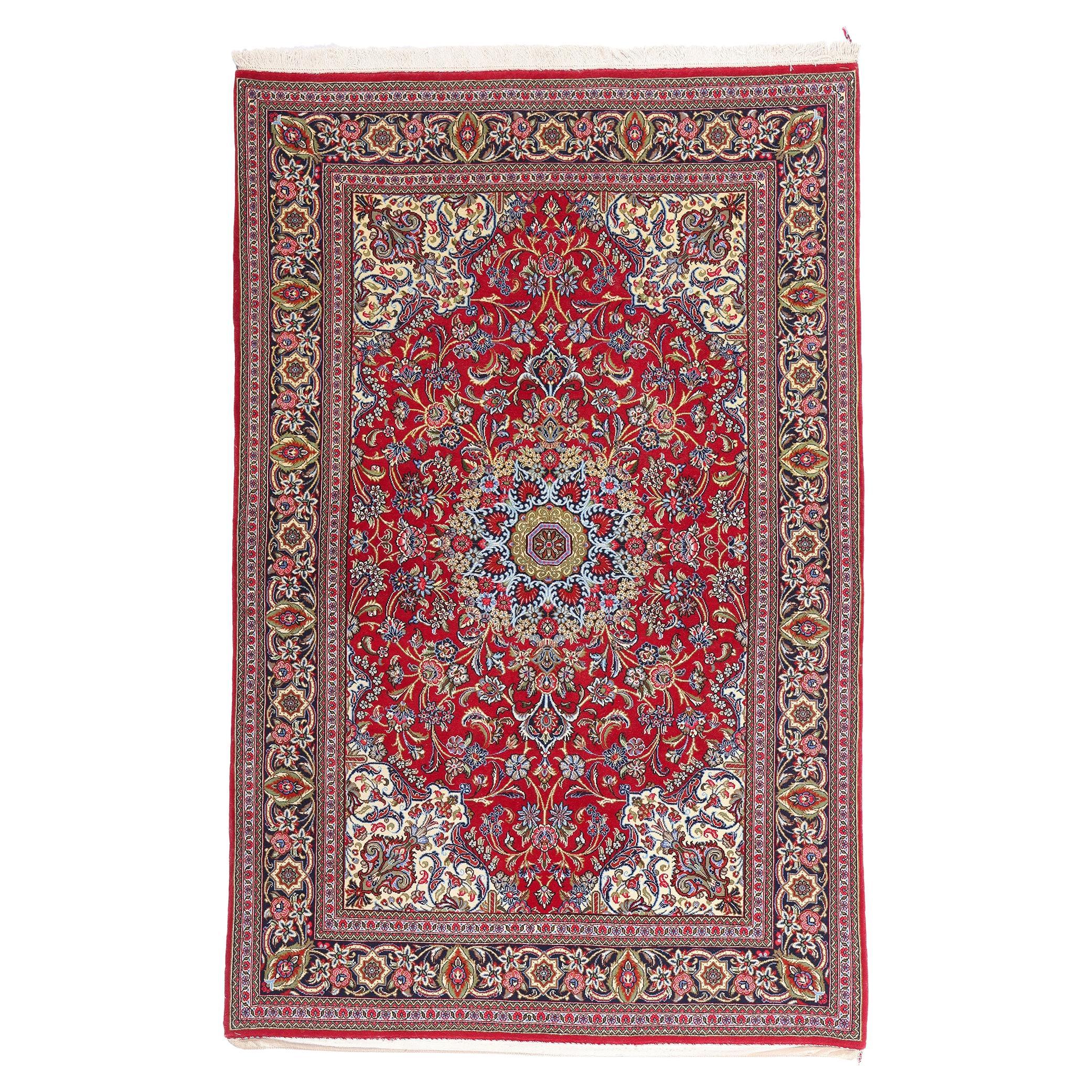 Der Karminrote Hof: Ein Vintage-Perserteppich aus Qum von königlicher Pracht