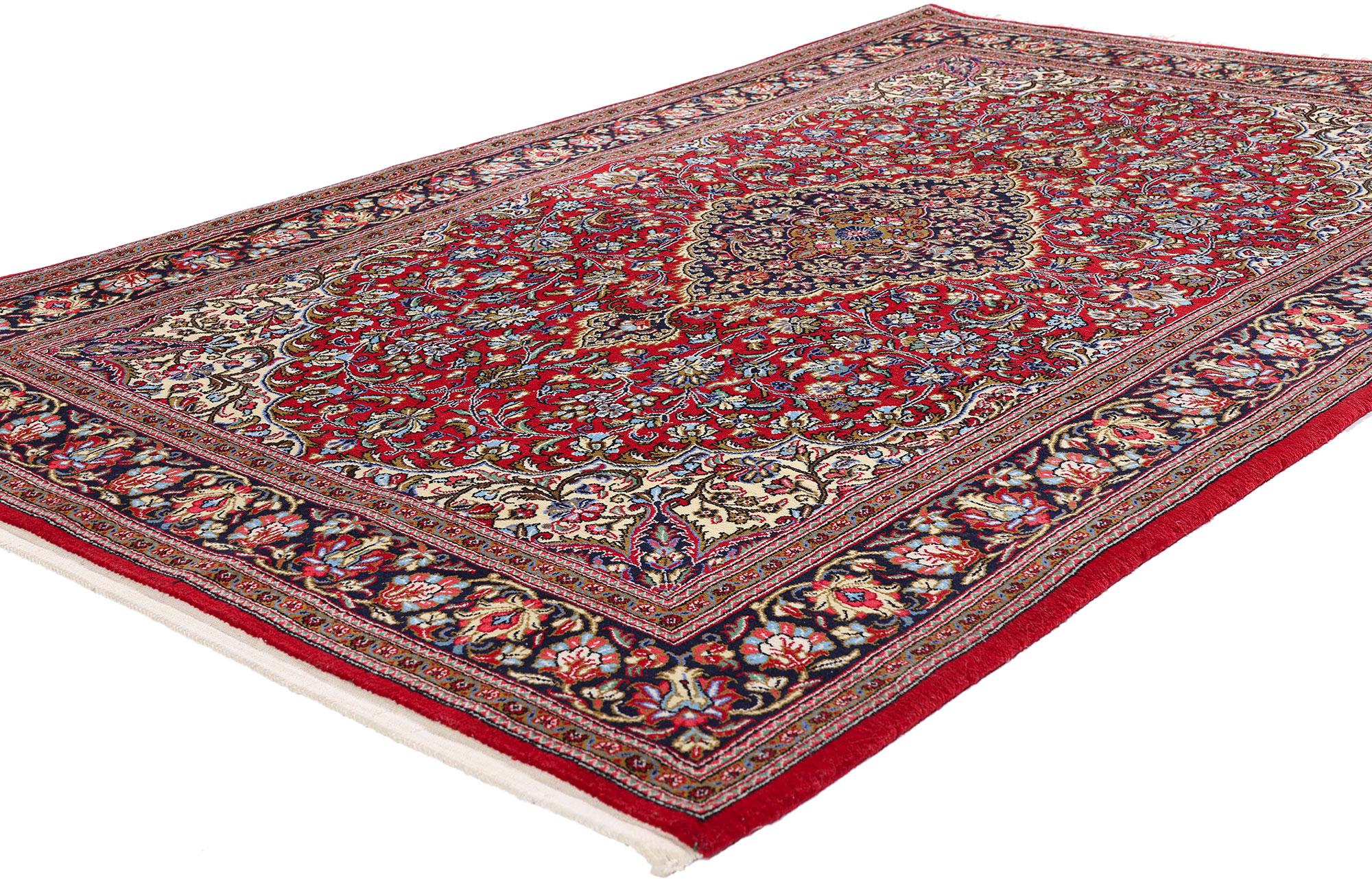 79314 Vintage Persian Qum Rug, 04'07 x 06'10. Im Herzen der geschichtsträchtigen persischen Stadt Qum, in der das Weben zu einer Kunstform erhoben wurde, ist dieser handgeknüpfte persische Qum-Teppich aus Wolle im Vintage-Stil ein wahres Zeugnis für