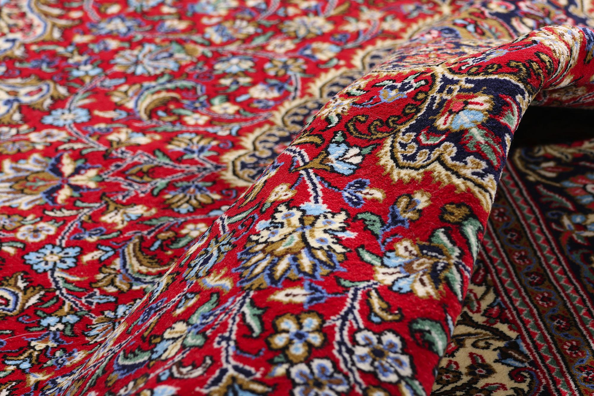 Die Karminrote Dynastie: Ein Vintage-Perserteppich aus Qum von edler Raffinesse (Persisch) im Angebot