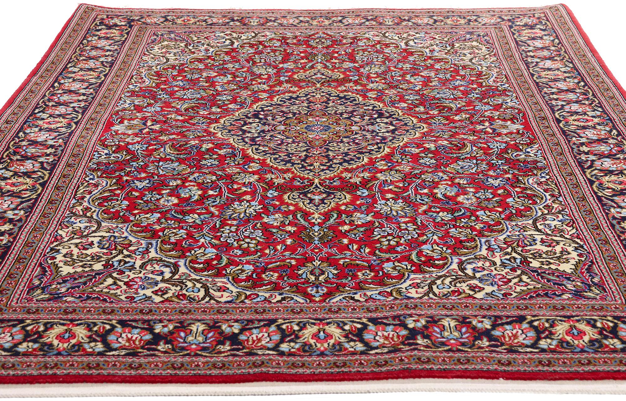 Die Karminrote Dynastie: Ein Vintage-Perserteppich aus Qum von edler Raffinesse (Handgeknüpft) im Angebot