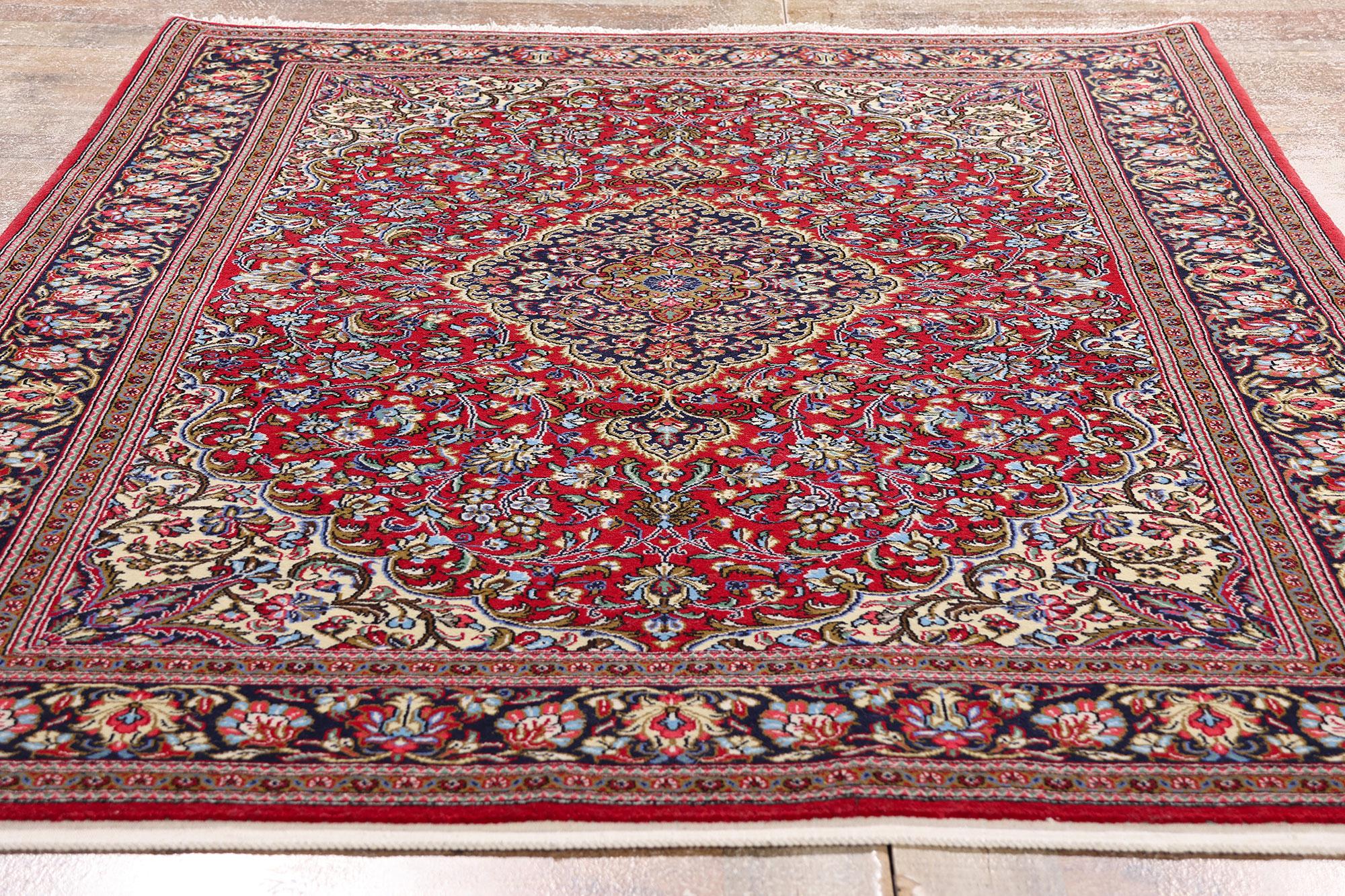 Die Karminrote Dynastie: Ein Vintage-Perserteppich aus Qum von edler Raffinesse im Zustand „Gut“ im Angebot in Dallas, TX