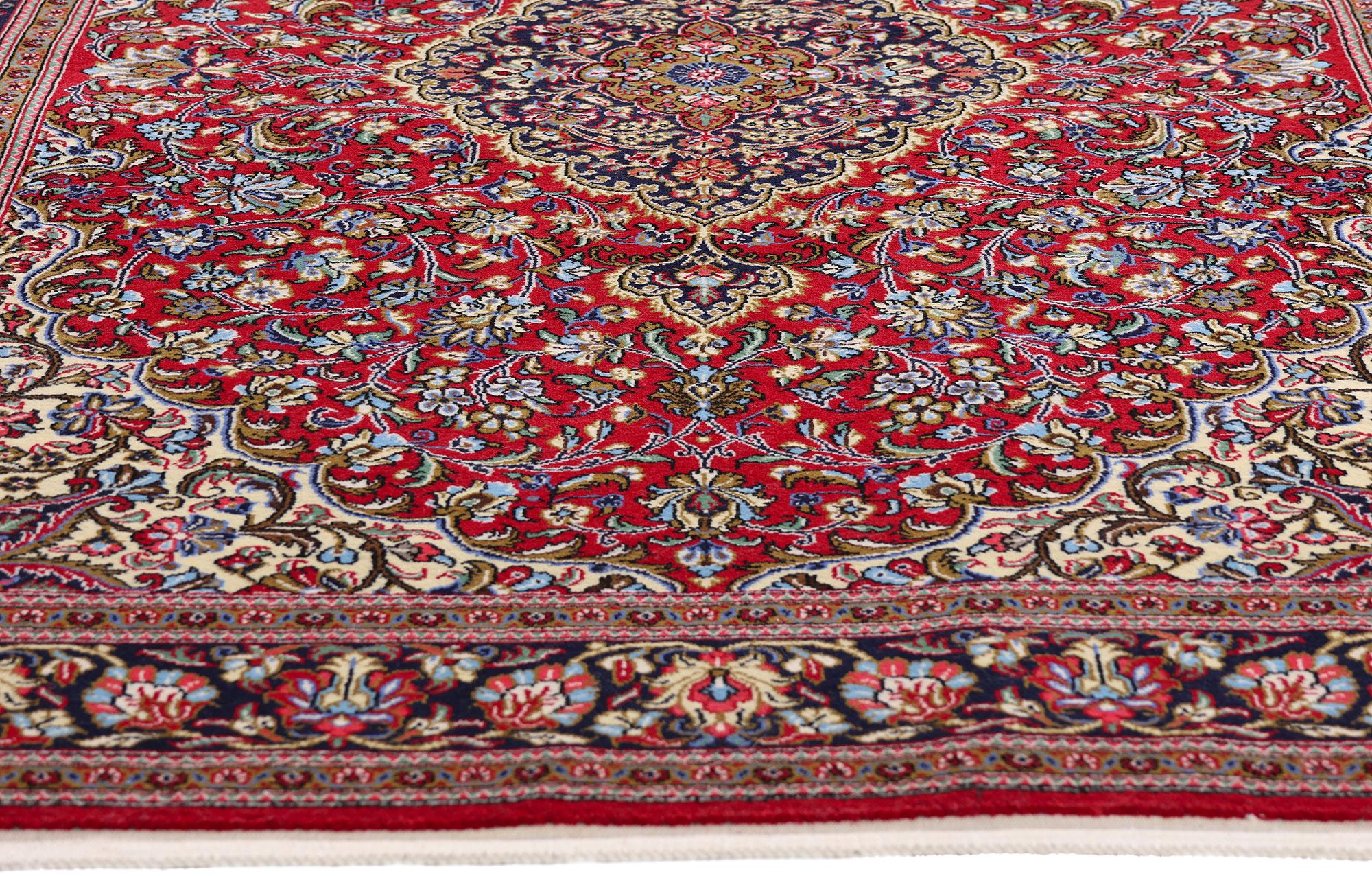 Die Karminrote Dynastie: Ein Vintage-Perserteppich aus Qum von edler Raffinesse (20. Jahrhundert) im Angebot