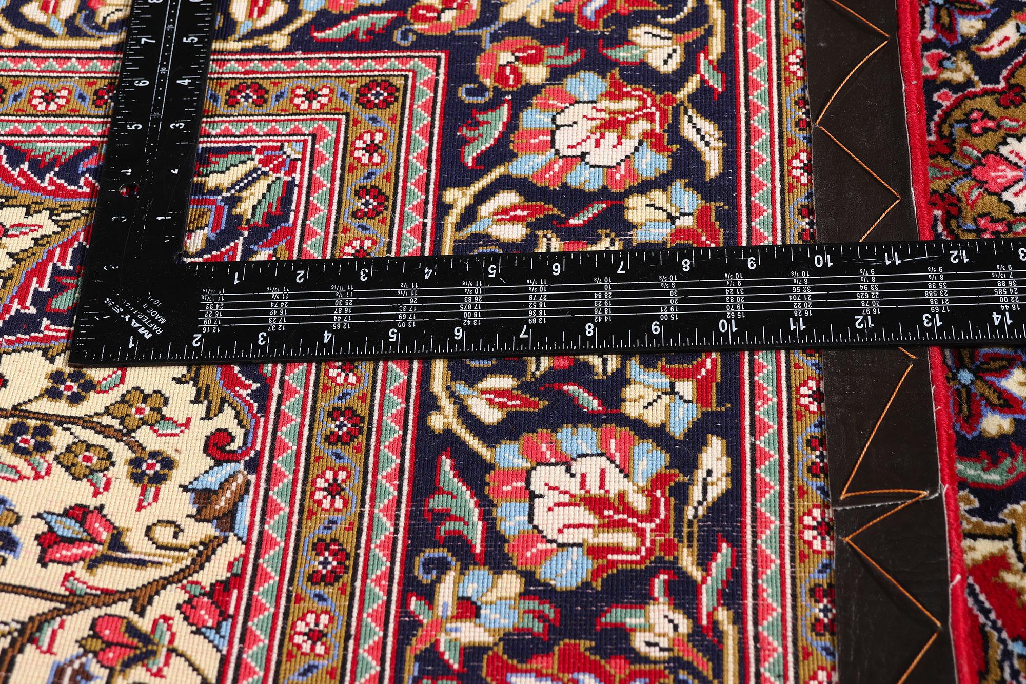 Die Karminrote Dynastie: Ein Vintage-Perserteppich aus Qum von edler Raffinesse im Angebot 1