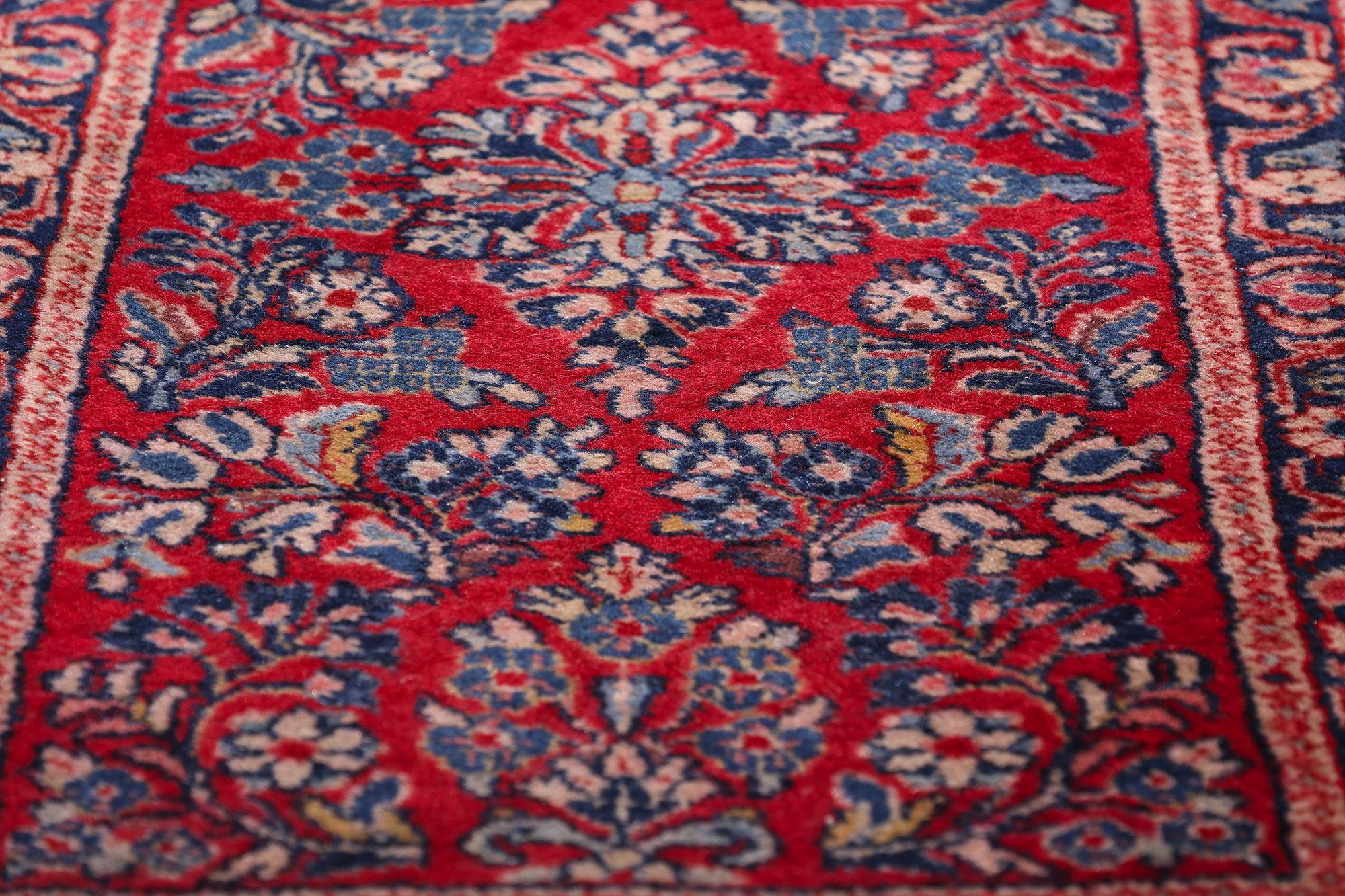 Der Karminrote Garten: Ein antiker persischer Sarouk-Teppich von zeitloser Raffinesse (Wolle) im Angebot