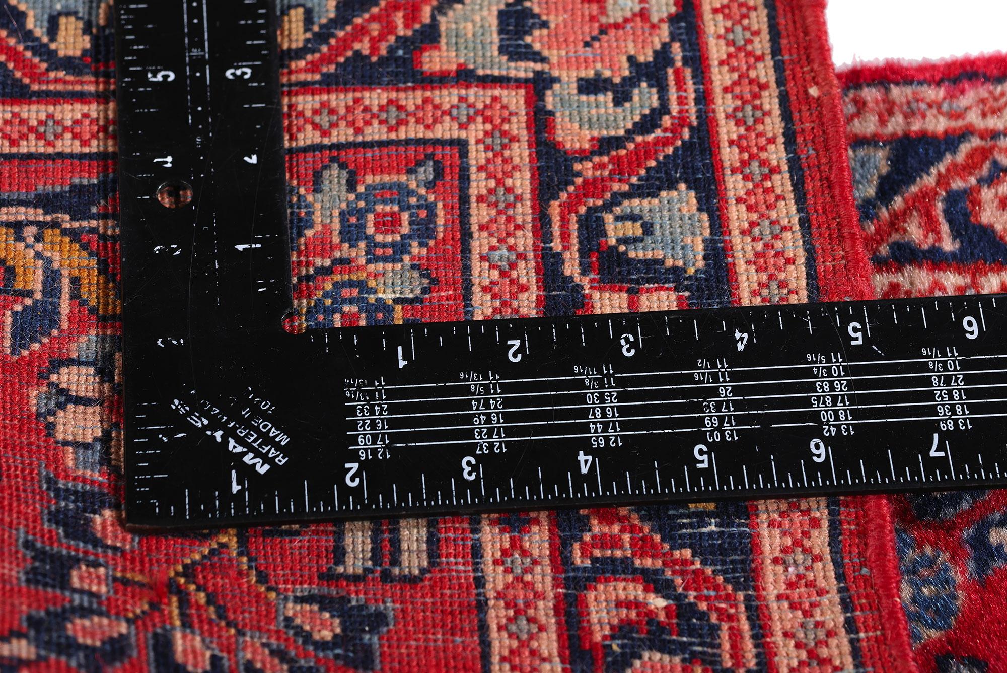 Der Karminrote Garten: Ein antiker persischer Sarouk-Teppich von zeitloser Raffinesse im Angebot 1