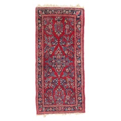 Der Karminrote Garten: Ein antiker persischer Sarouk-Teppich von zeitloser Raffinesse