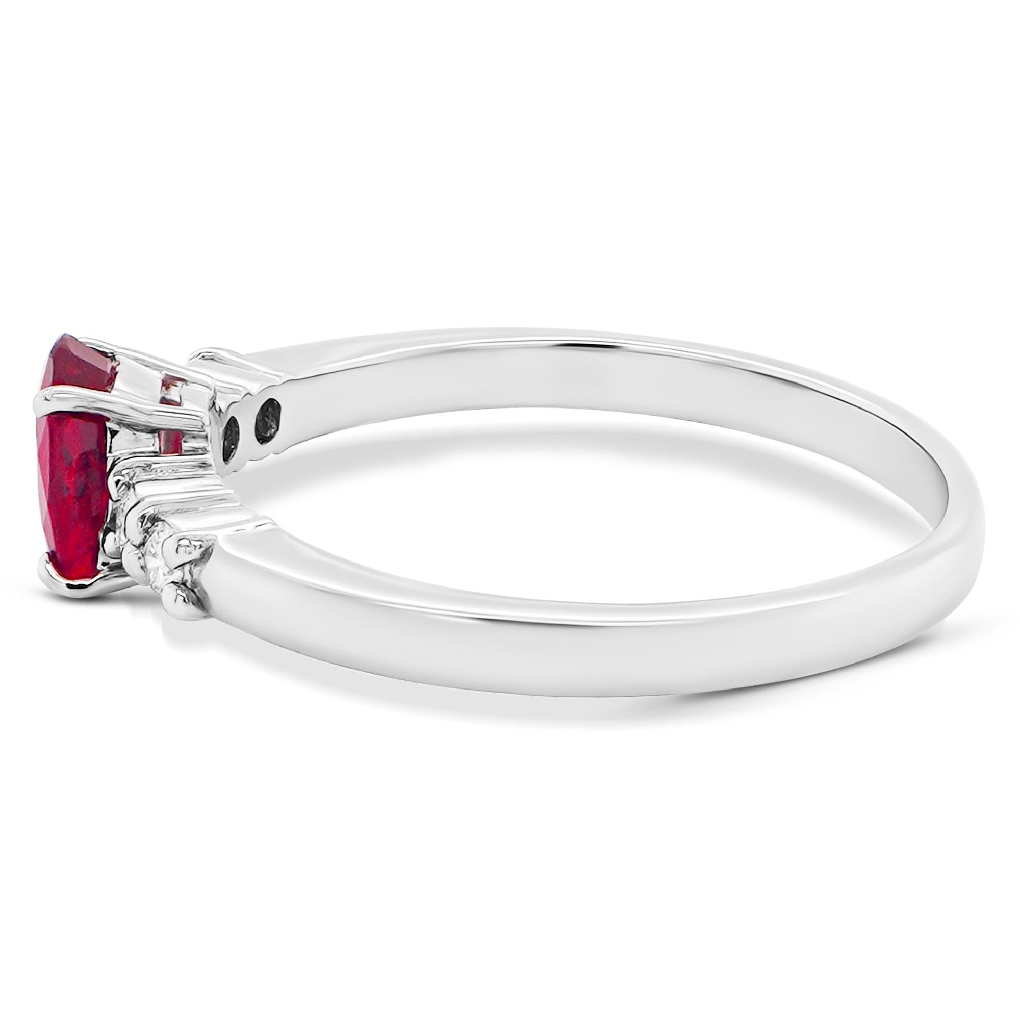Der Crimson Heart Vivid Red Ruby & Diamond Solitaire Ring (Ovalschliff) im Angebot