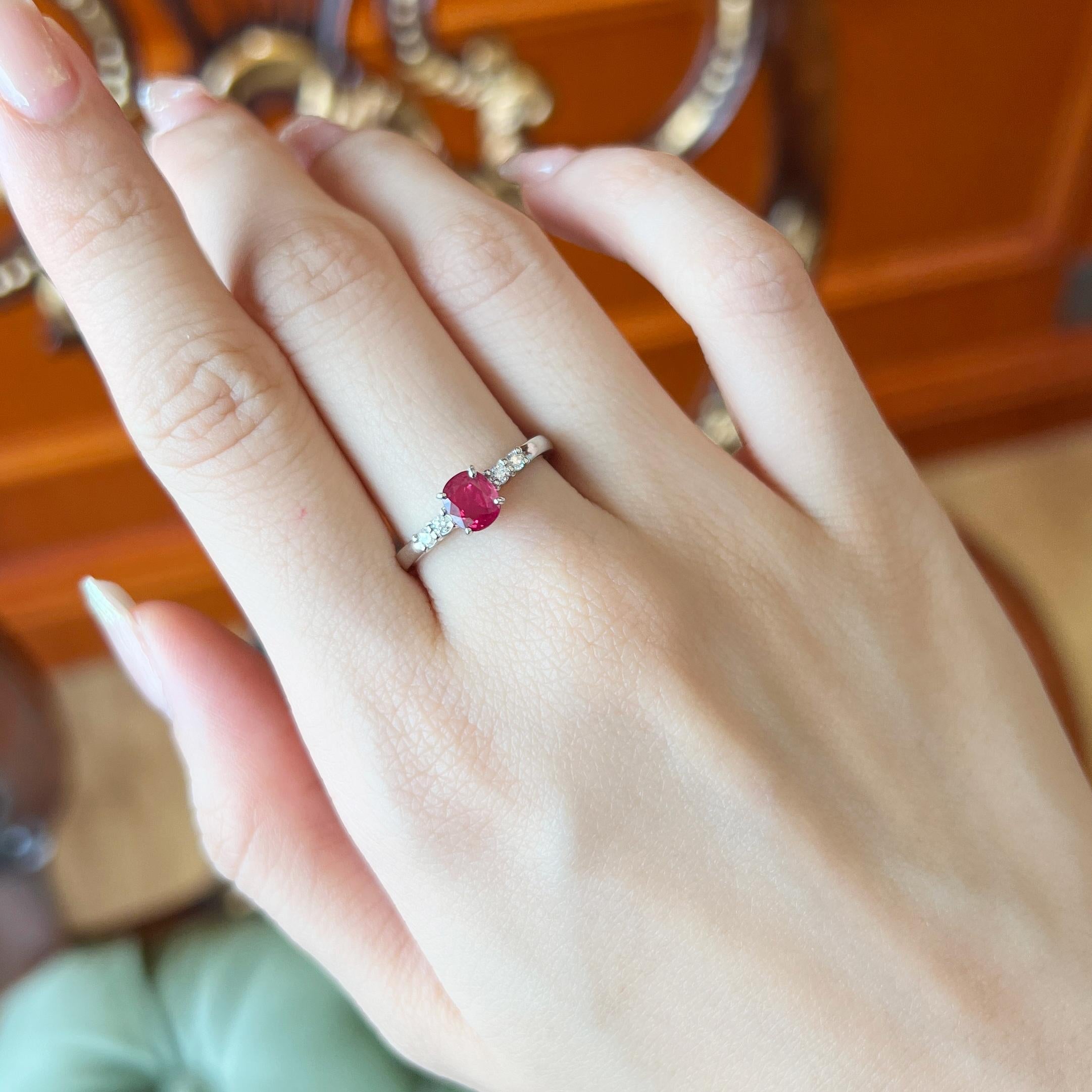 Der Crimson Heart Vivid Red Ruby & Diamond Solitaire Ring für Damen oder Herren im Angebot