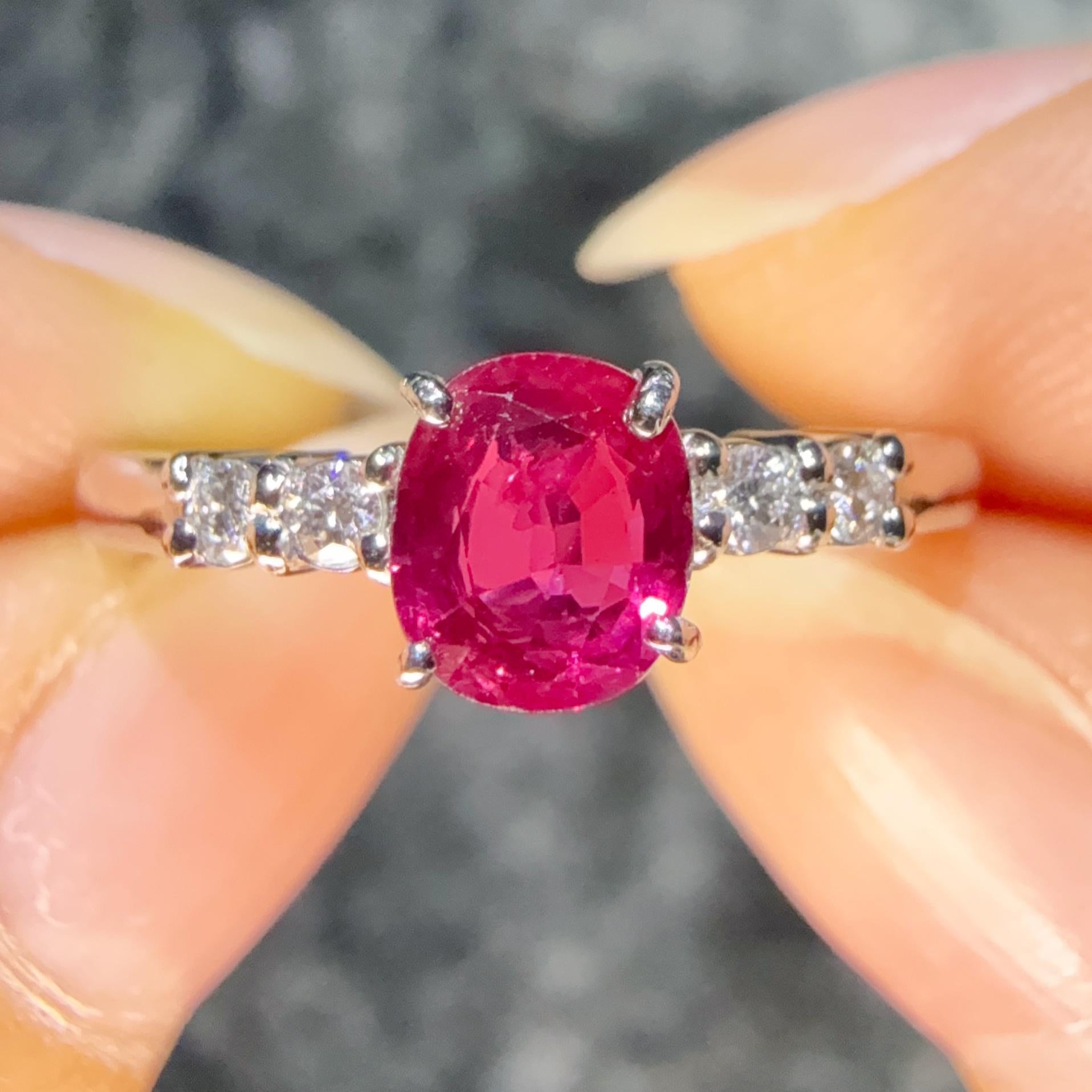 Der Crimson Heart Vivid Red Ruby & Diamond Solitaire Ring im Angebot 1