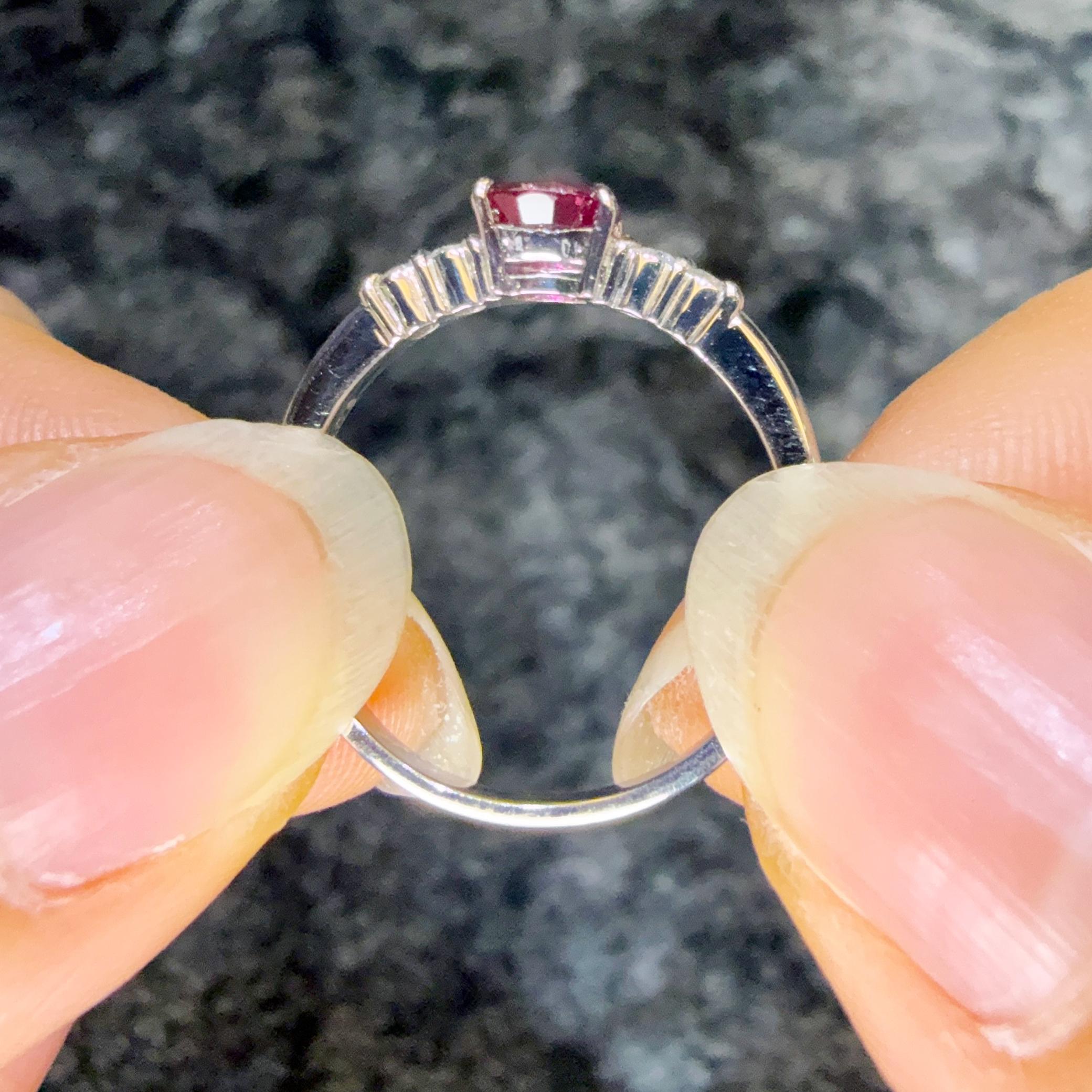 Der Crimson Heart Vivid Red Ruby & Diamond Solitaire Ring im Angebot 2