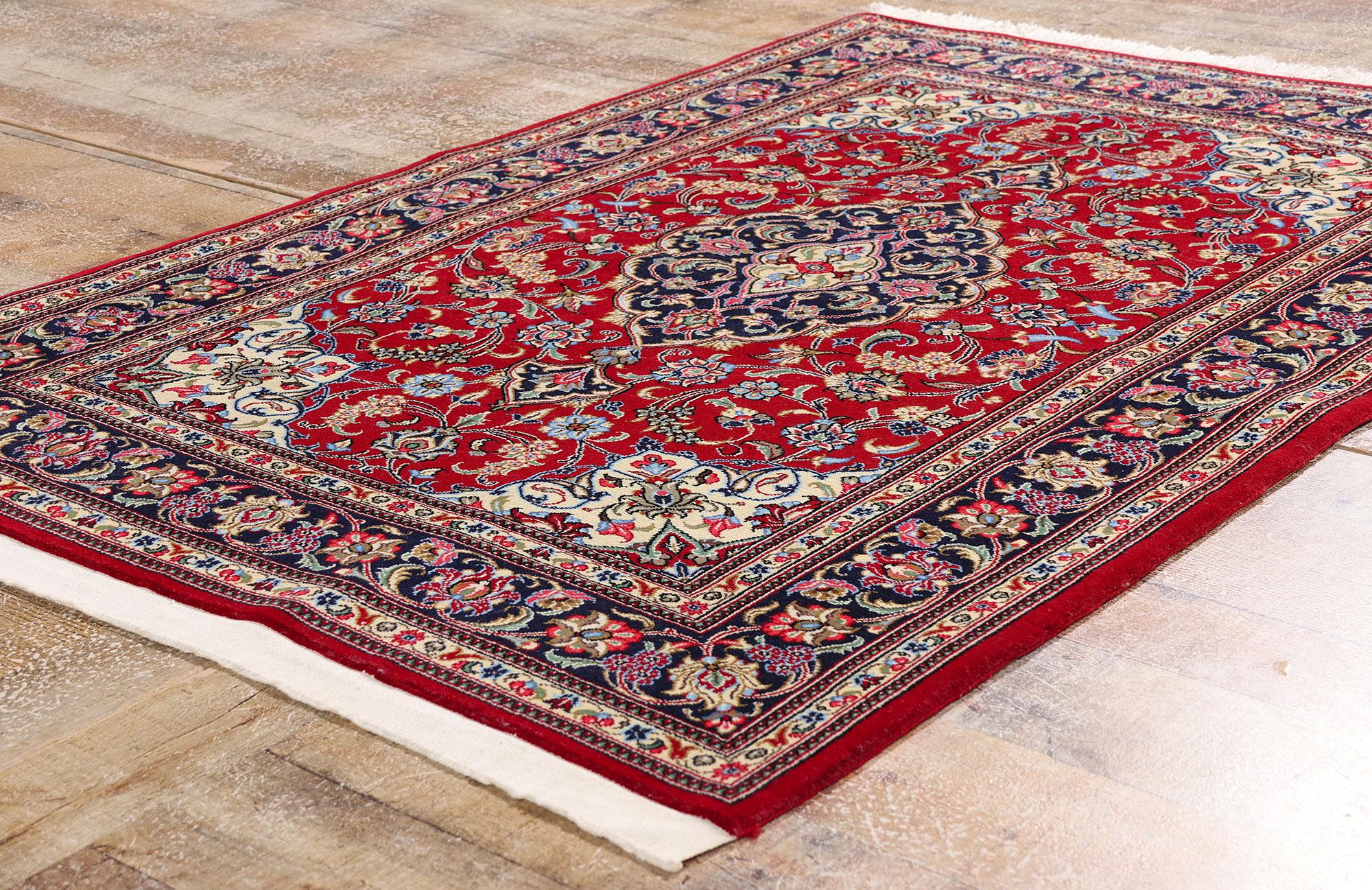 Kirman Il Jewell cremisi di Qum: Un capolavoro persiano d'epoca di regale raffinatezza in vendita