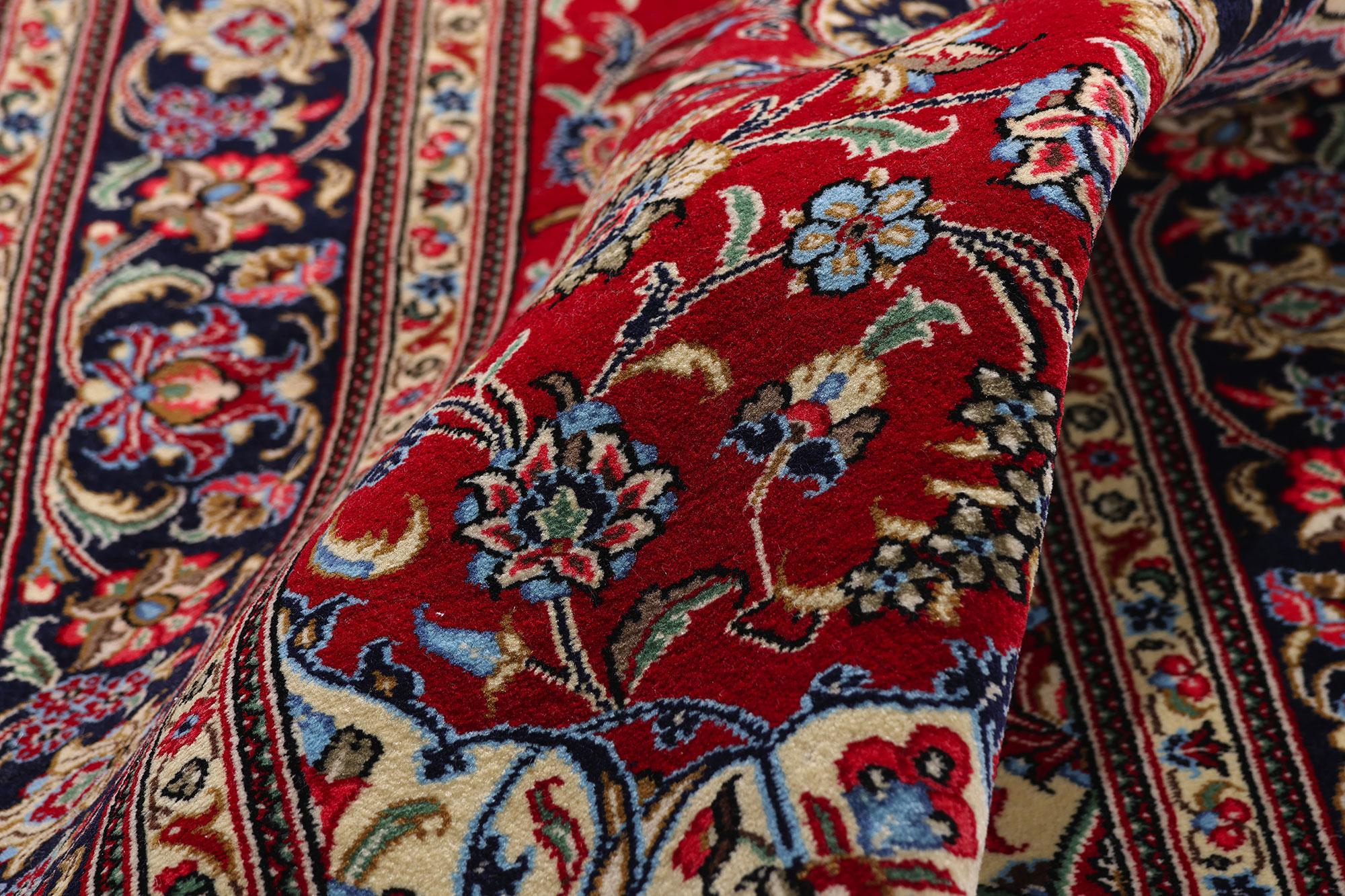 Persiano Il Jewell cremisi di Qum: Un capolavoro persiano d'epoca di regale raffinatezza in vendita