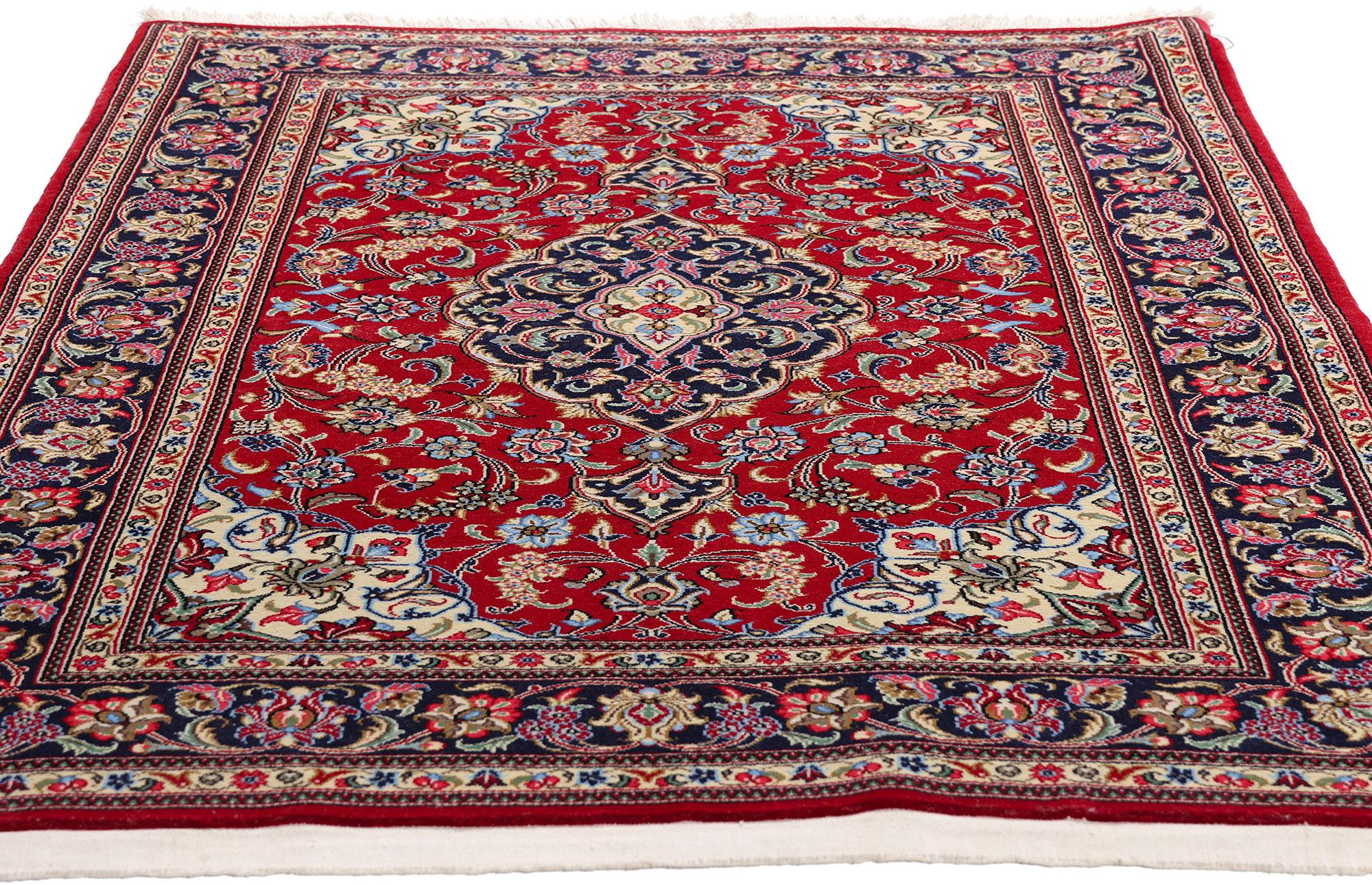 Annodato a mano Il Jewell cremisi di Qum: Un capolavoro persiano d'epoca di regale raffinatezza in vendita