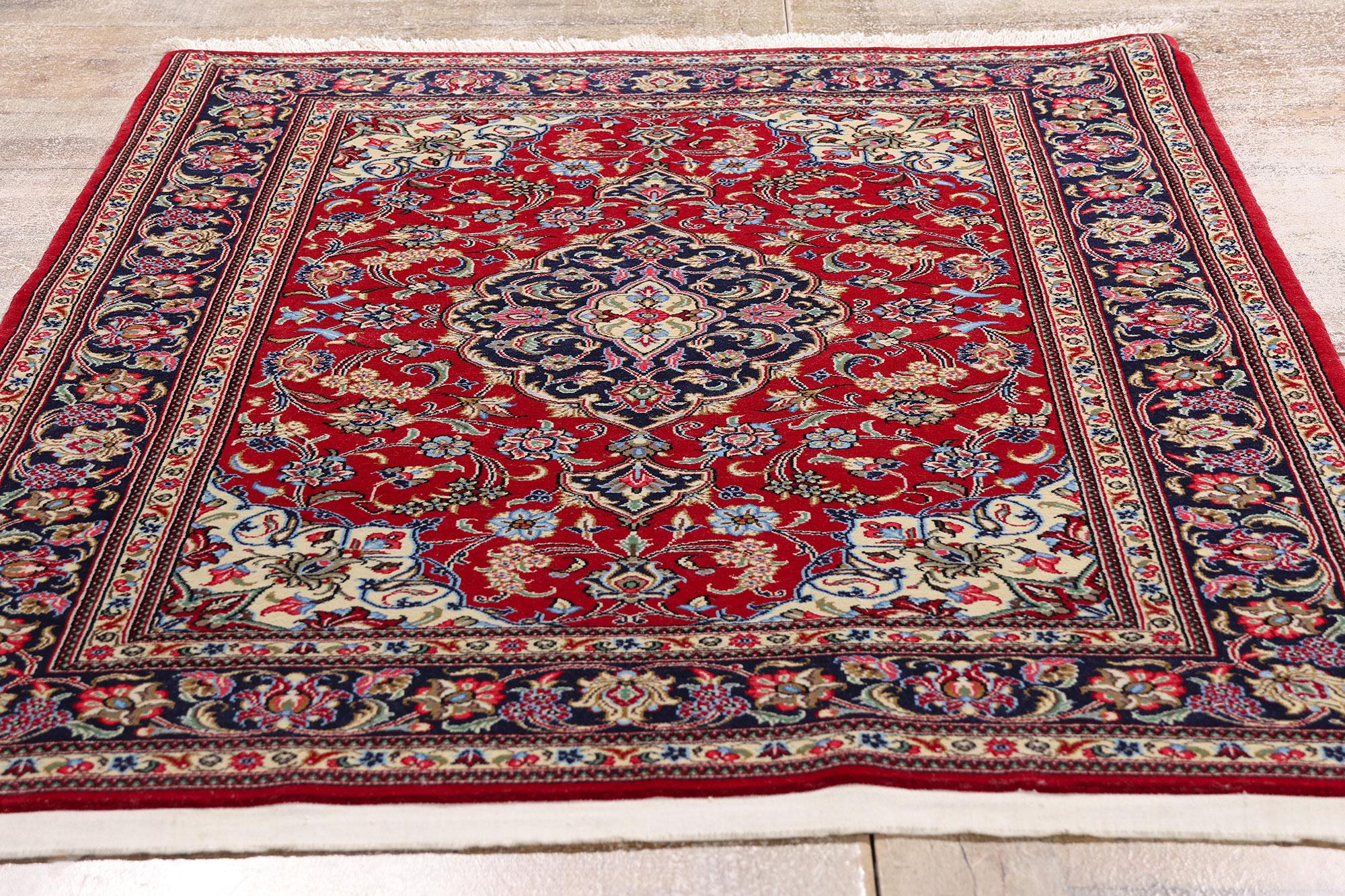 Il Jewell cremisi di Qum: Un capolavoro persiano d'epoca di regale raffinatezza In condizioni buone in vendita a Dallas, TX