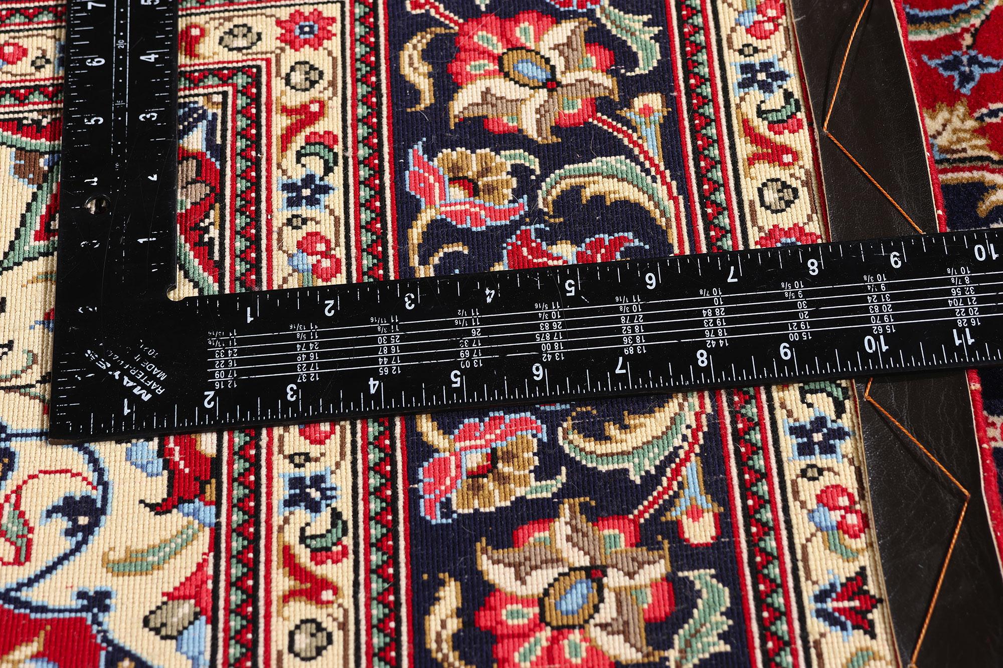 Il Jewell cremisi di Qum: Un capolavoro persiano d'epoca di regale raffinatezza in vendita 1