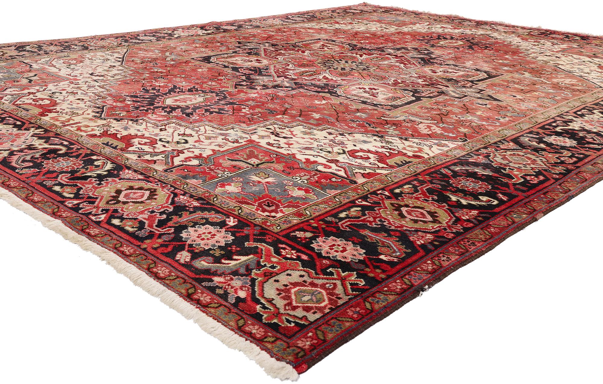 79294 Tappeto persiano vintage Heriz, 09'08 x 12'10. Imponente e ricco di storia, questo tappeto persiano vintage Heriz in lana annodato a mano incarna la grandezza della più celebre tradizione di tessitura della Persia nord-occidentale. Ancorato da