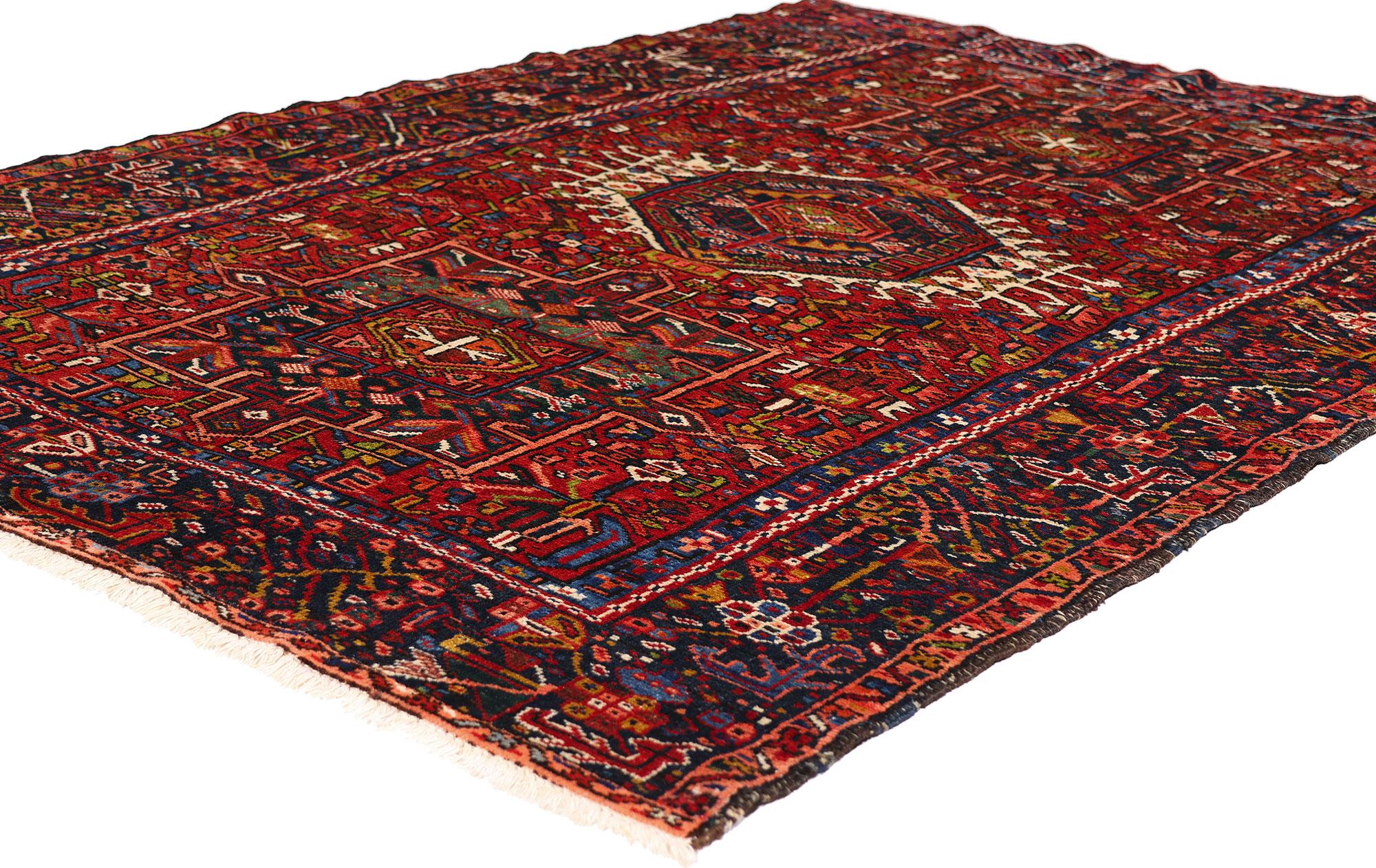 79305 Tappeto persiano vintage Karaja Heriz, 04'07 x 06'04. Nei remoti villaggi di montagna della Persia nord-occidentale, dove ogni prezioso nodo veniva annodato con pazienza e intenzione, questo tappeto persiano d'epoca Karaja Heriz emerge come