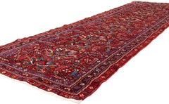 Il Sovrano Cremisi: Un antico capolavoro persiano Heriz di eleganza duratura