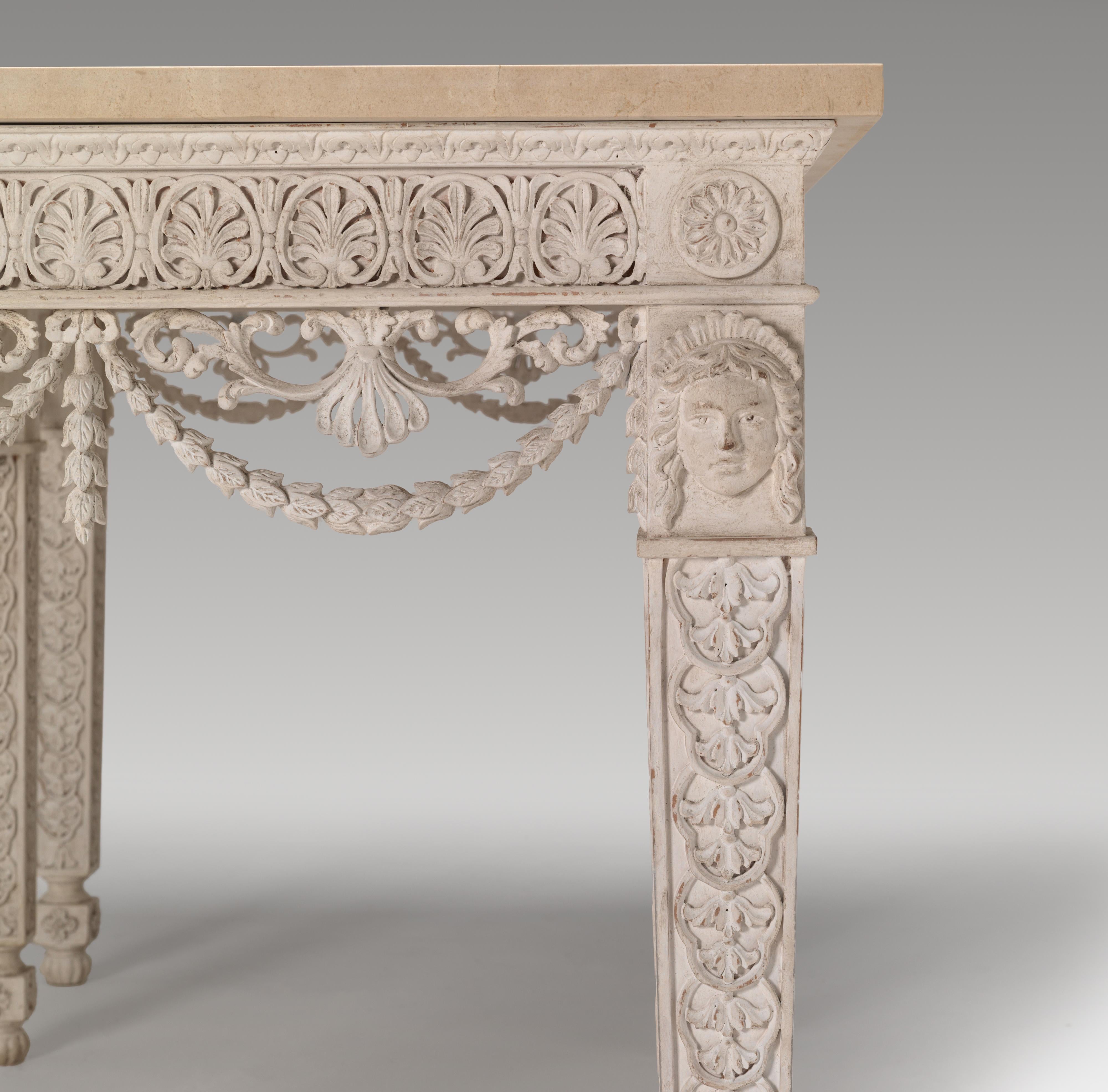 Una consola tallada verdaderamente excepcional según un diseño de Robert Adam. La mesa profusamente decorada muestra al máximo el delicado ornamento de Adams. Especialista en gesso envejecido y pintura que evoca las antiguas obras de yeso de