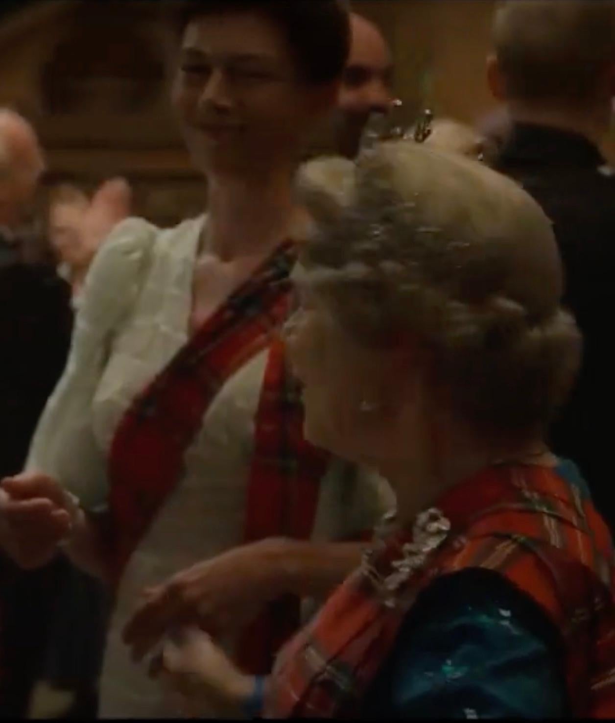 Subasta de la serie The Crown Bonhams Traje de gala de la princesa Ana Ghillies Gris en venta
