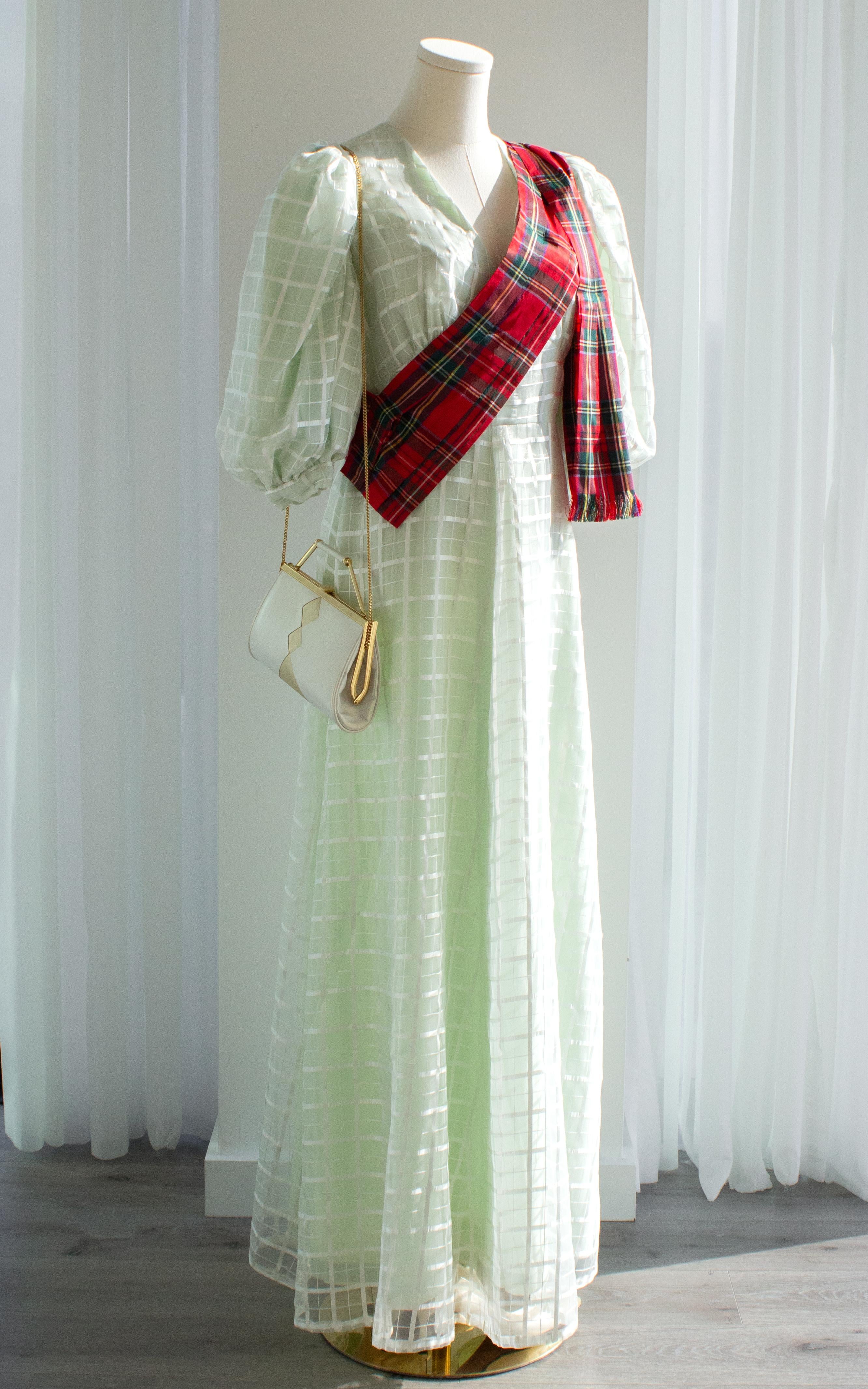 Subasta de la serie The Crown Bonhams Traje de gala de la princesa Ana Ghillies en venta 2