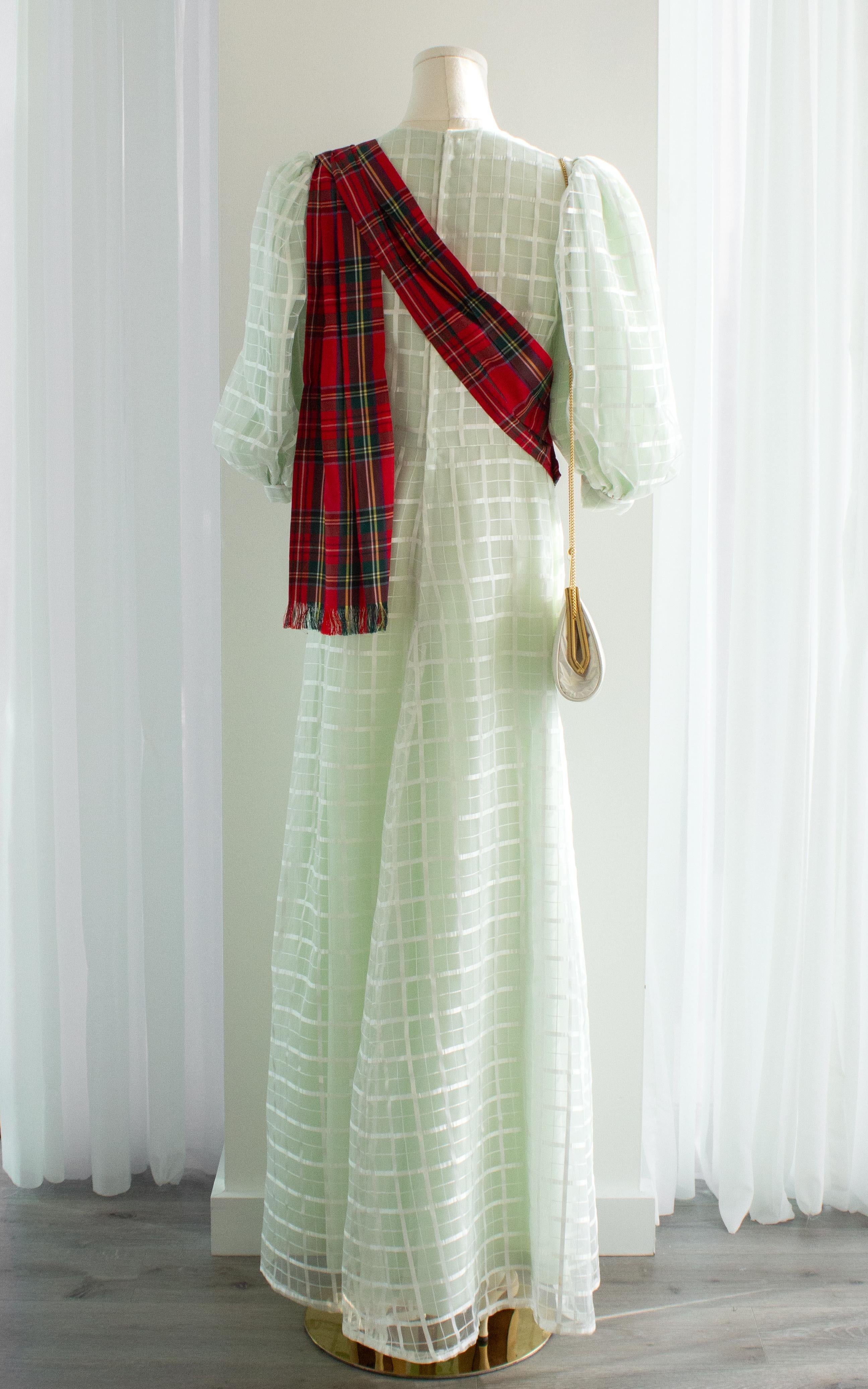 Subasta de la serie The Crown Bonhams Traje de gala de la princesa Ana Ghillies en venta 3