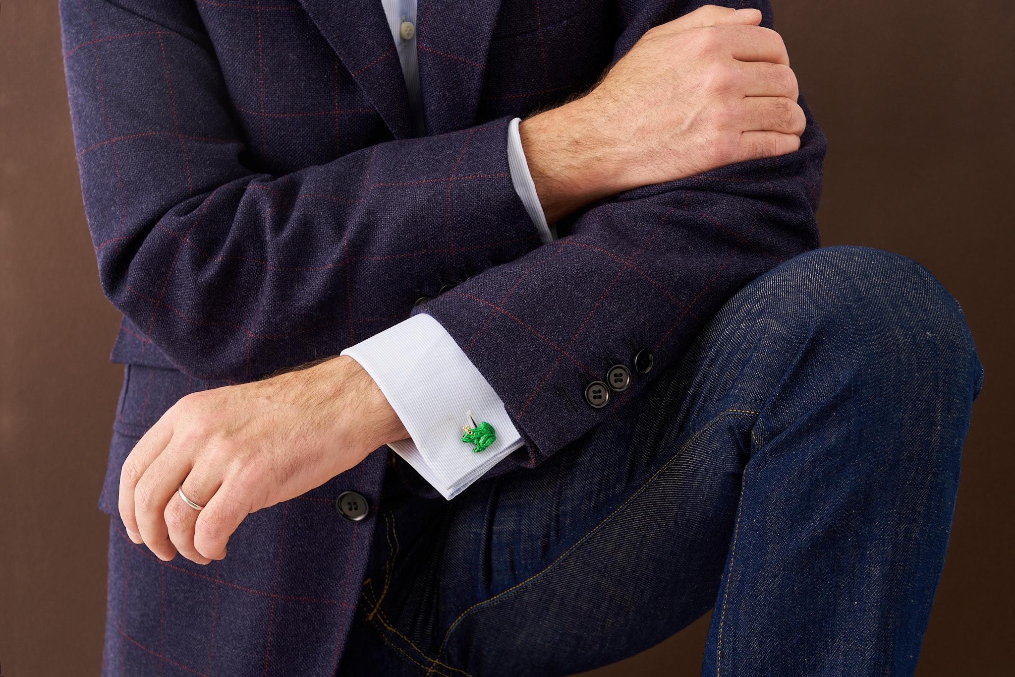 Taille mixte Boutons de manchette « The Crowned Frog » de Michael Kanners en vente