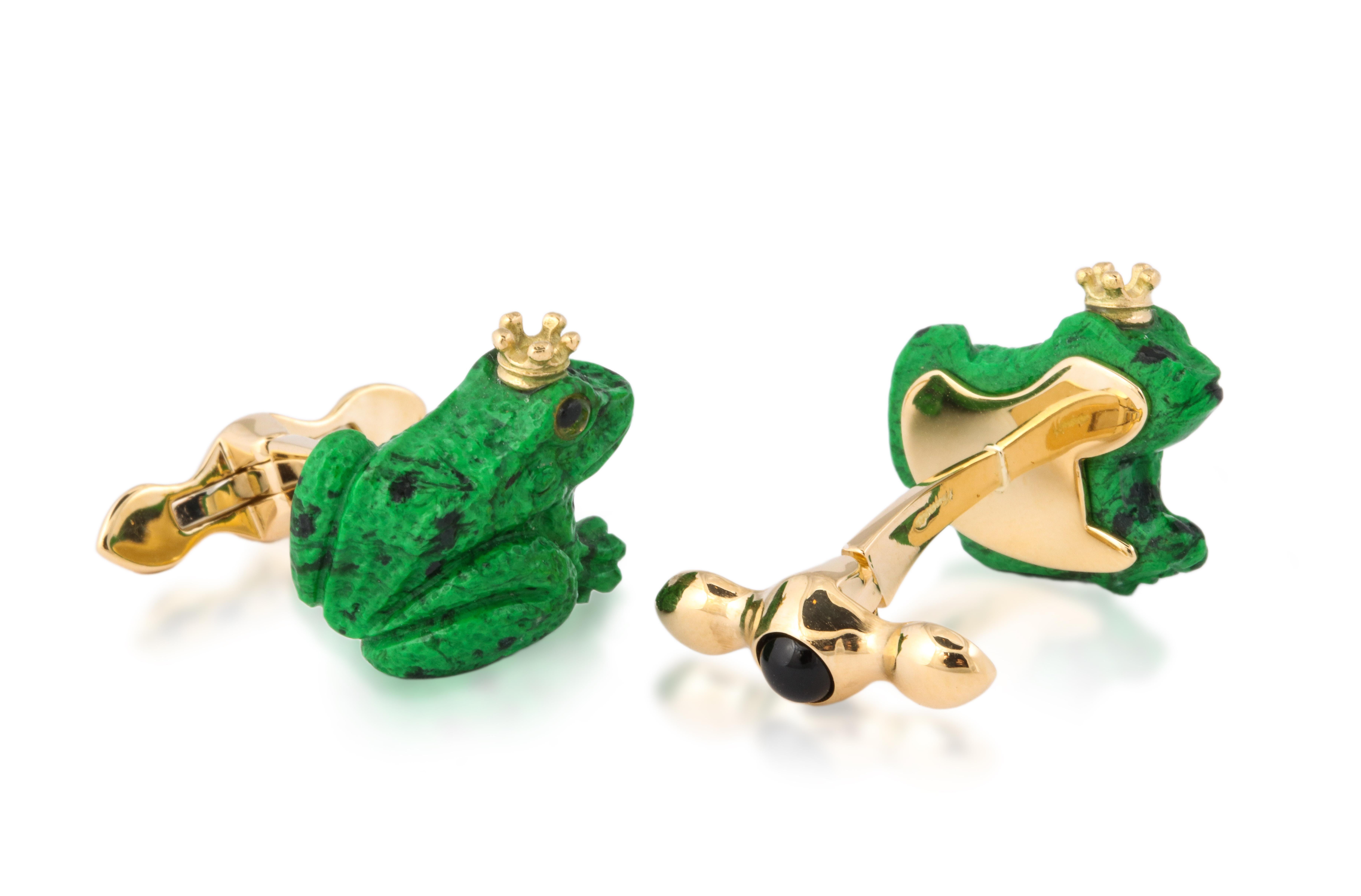 Ajoutez une touche de charme royal et de fantaisie raffinée à votre tenue de soirée avec ces exceptionnels boutons de manchette en forme de grenouille sculptée à la main, fabriqués en Allemagne à partir de jade maw sit sit naturel rare de Birmanie.