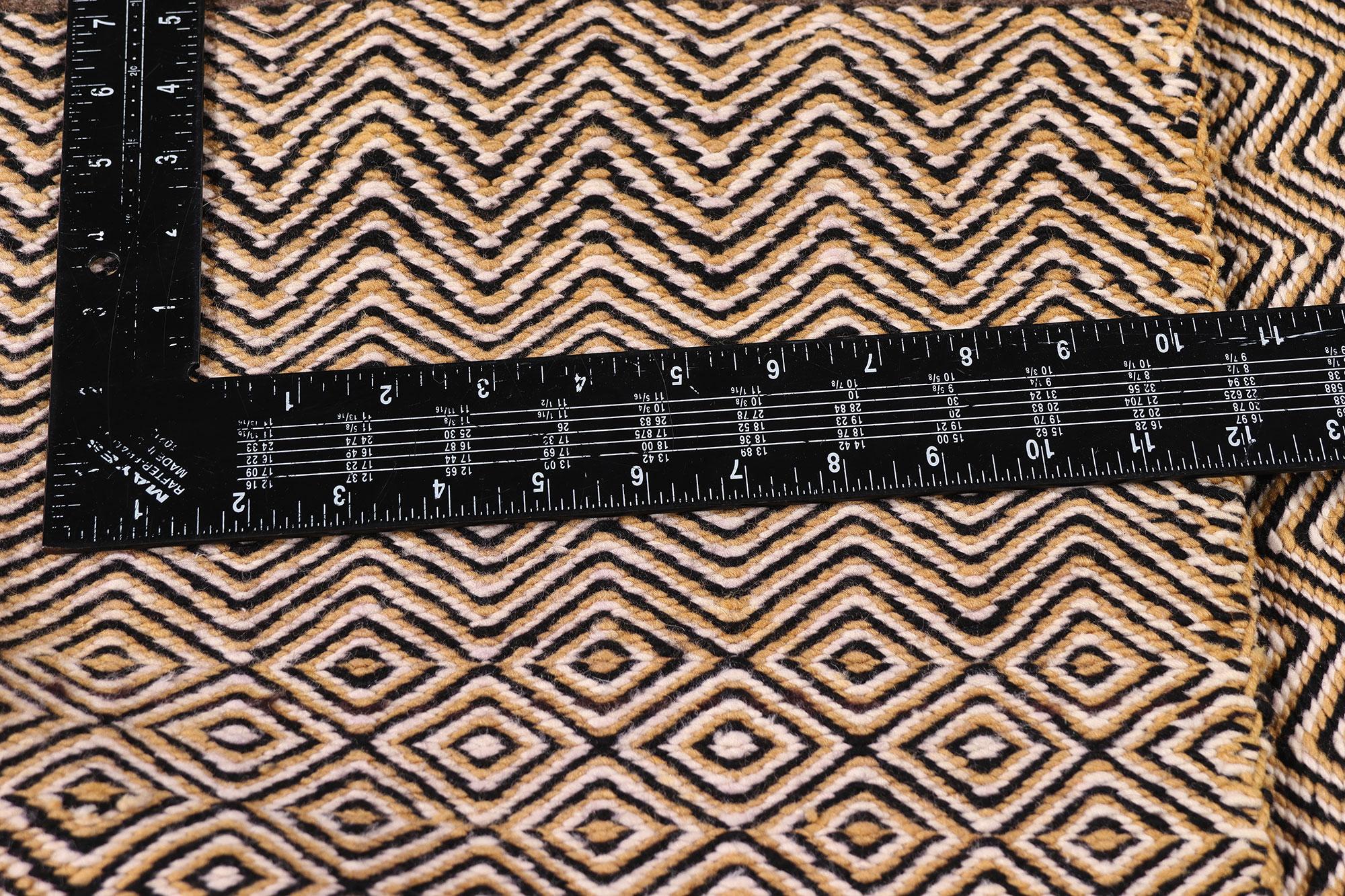 79236 Tapis Vintage Crownpoint de style Southwestern, 02'03 x 02'07. Dans la brillance du désert de Crownpoint, au Nouveau-Mexique, ce textile de laine tissé à la main apparaît comme une œuvre d'art exceptionnelle - un chef-d'œuvre rare et signé par