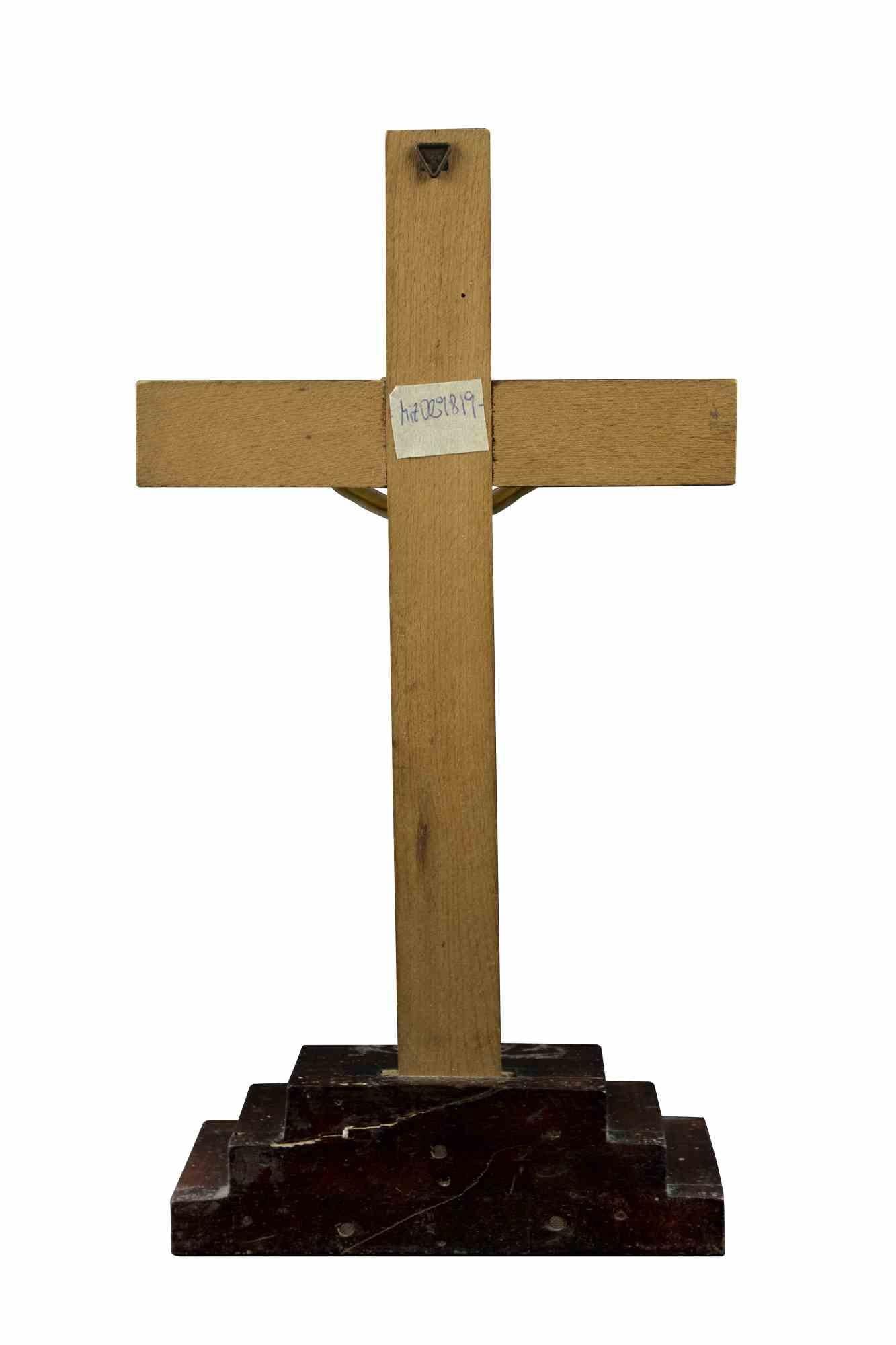 Die Kreuzigung ist ein dekoratives Objekt aus den 1980er Jahren.

Holz hat Christus verkrustet.