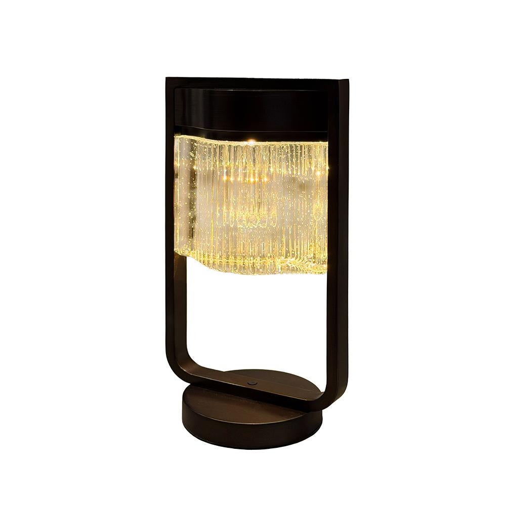 inspirée par la brique de verre classique, symbole de l'architecture moderniste des années 1960, cette lampe en brique de cristal est sculpturale dans son esprit. sa magie réside également dans l'effet de scintillement créé par un ensemble de bulles