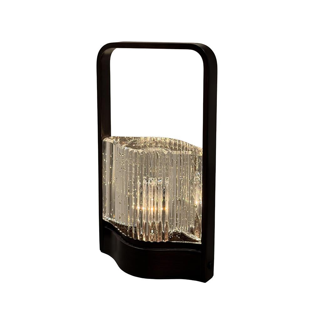 inspirée par la brique de verre classique, symbole de l'architecture moderniste des années 1960, cette lampe en brique de cristal est sculpturale dans son esprit. sa magie réside également dans l'effet de scintillement créé par un ensemble de bulles