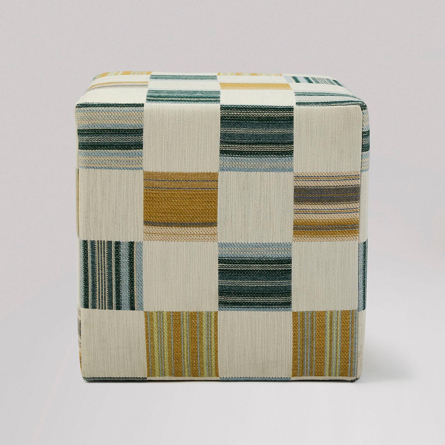 Der Cube Hocker ist die perfekte Ergänzung für Ihr Zuhause, denn er ist sowohl eine bequeme Fußstütze als auch ein stilvolles Akzentobjekt. Ob in Kombination mit einem Messingtablett für eine schicke Cocktailstunde oder als zusätzliche