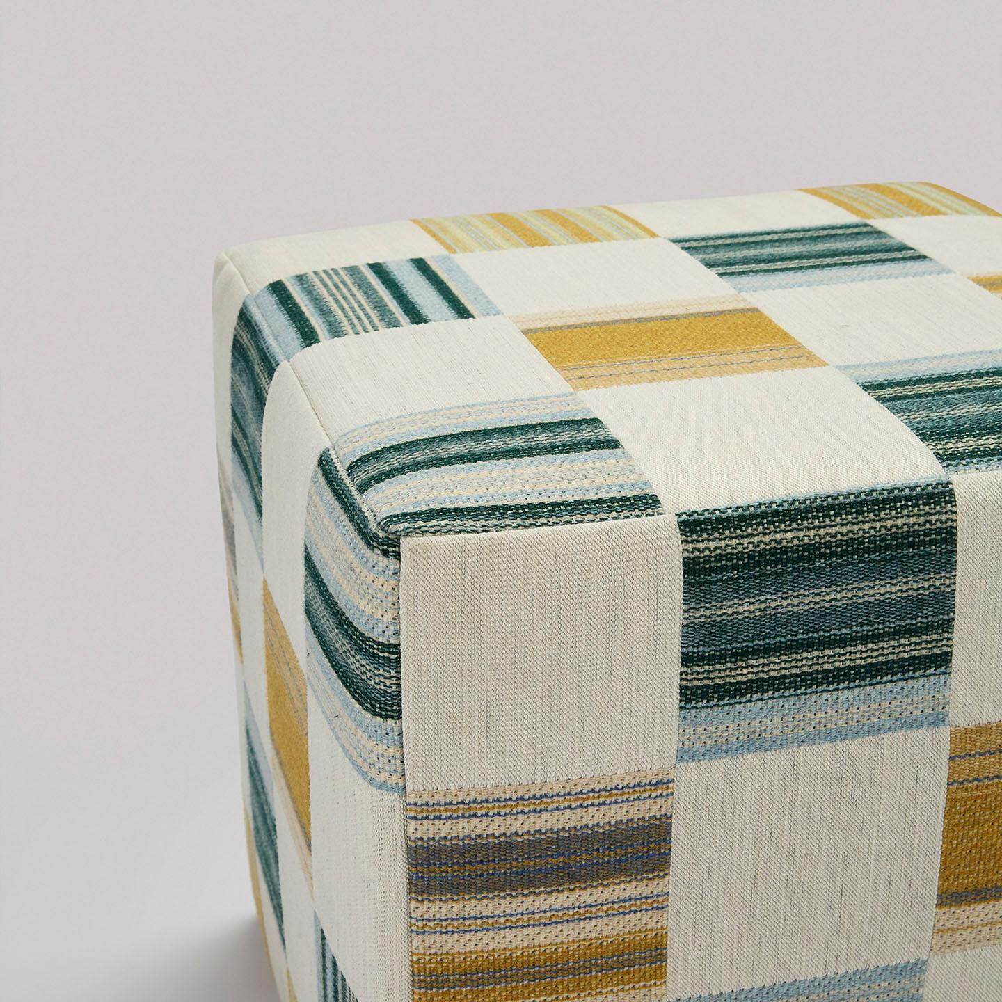 Würfelhocker in Patch Cerulean von Sister By Studio Ashby (Europäisch) im Angebot
