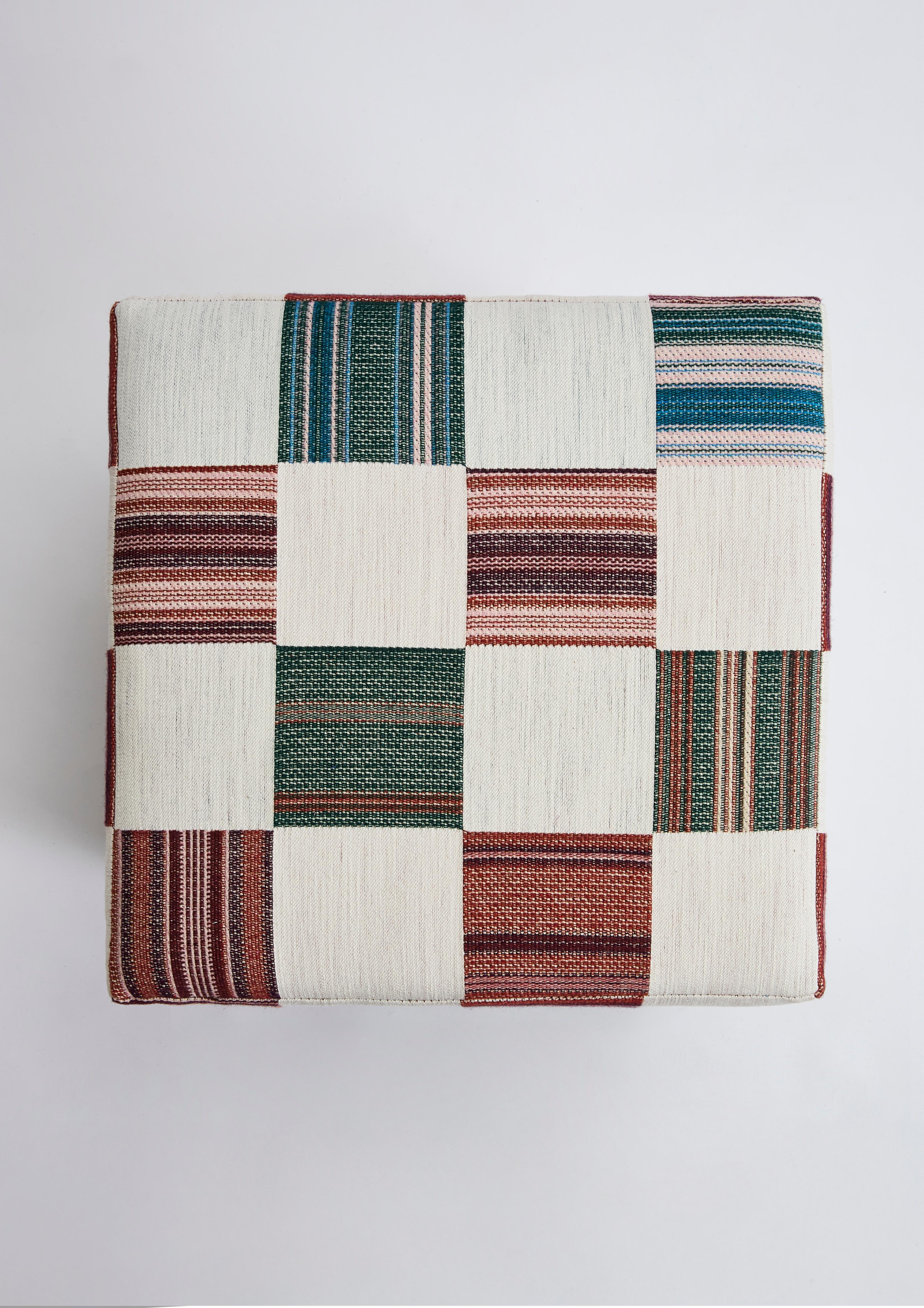 El Taburete Cubo es el complemento perfecto para tu hogar, ya que ofrece versatilidad como cómodo reposapiés y como elegante elemento decorativo. Tanto si se combina con una bandeja de latón para un cóctel elegante como si se utiliza como asiento