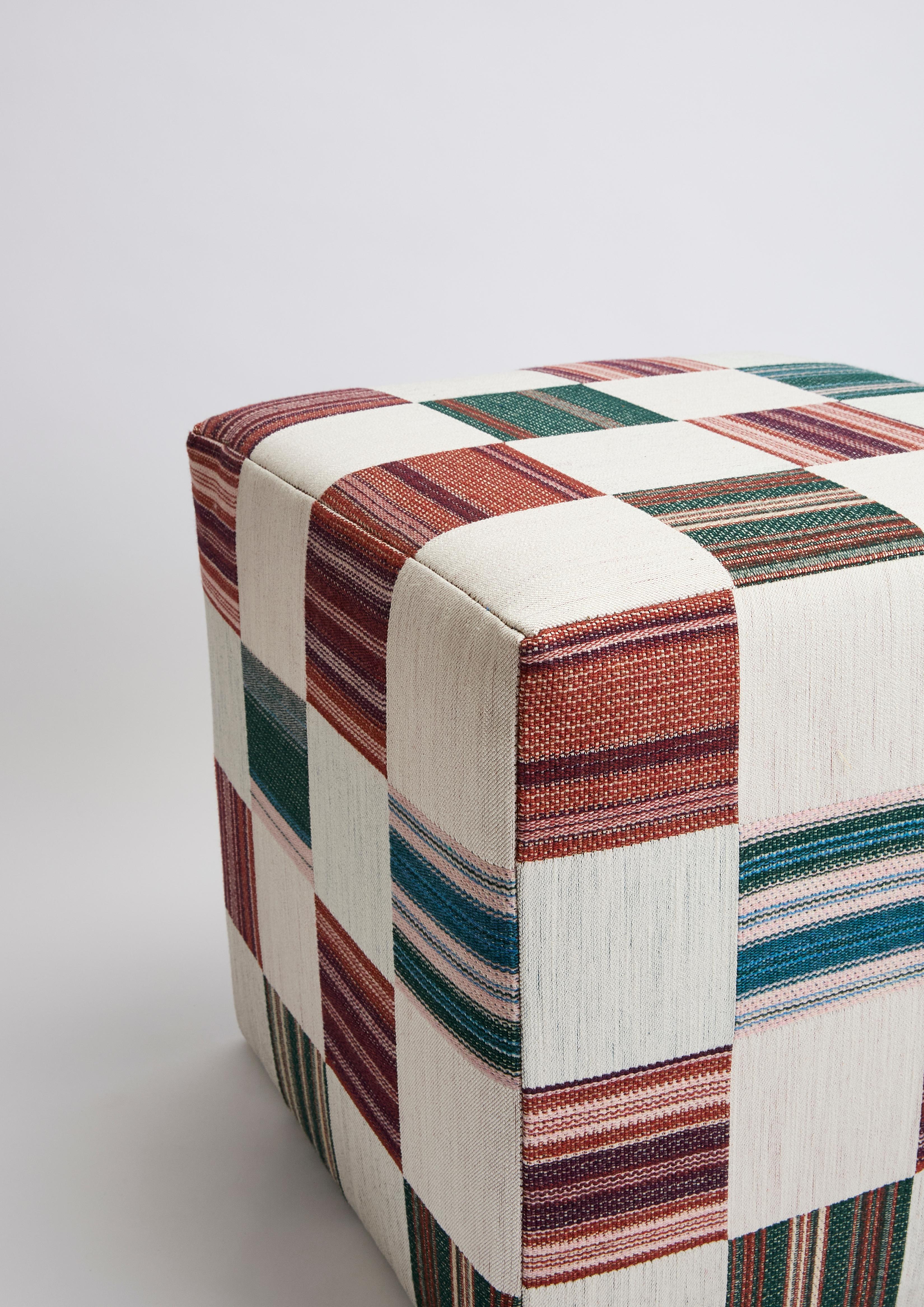 Taburete Cubo de Patch Madder by Sister By Studio Ashby Europeo en venta