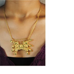 Das Cupisnique Panther Amulett in Silber, 24K Goldplattierung & Smaragd