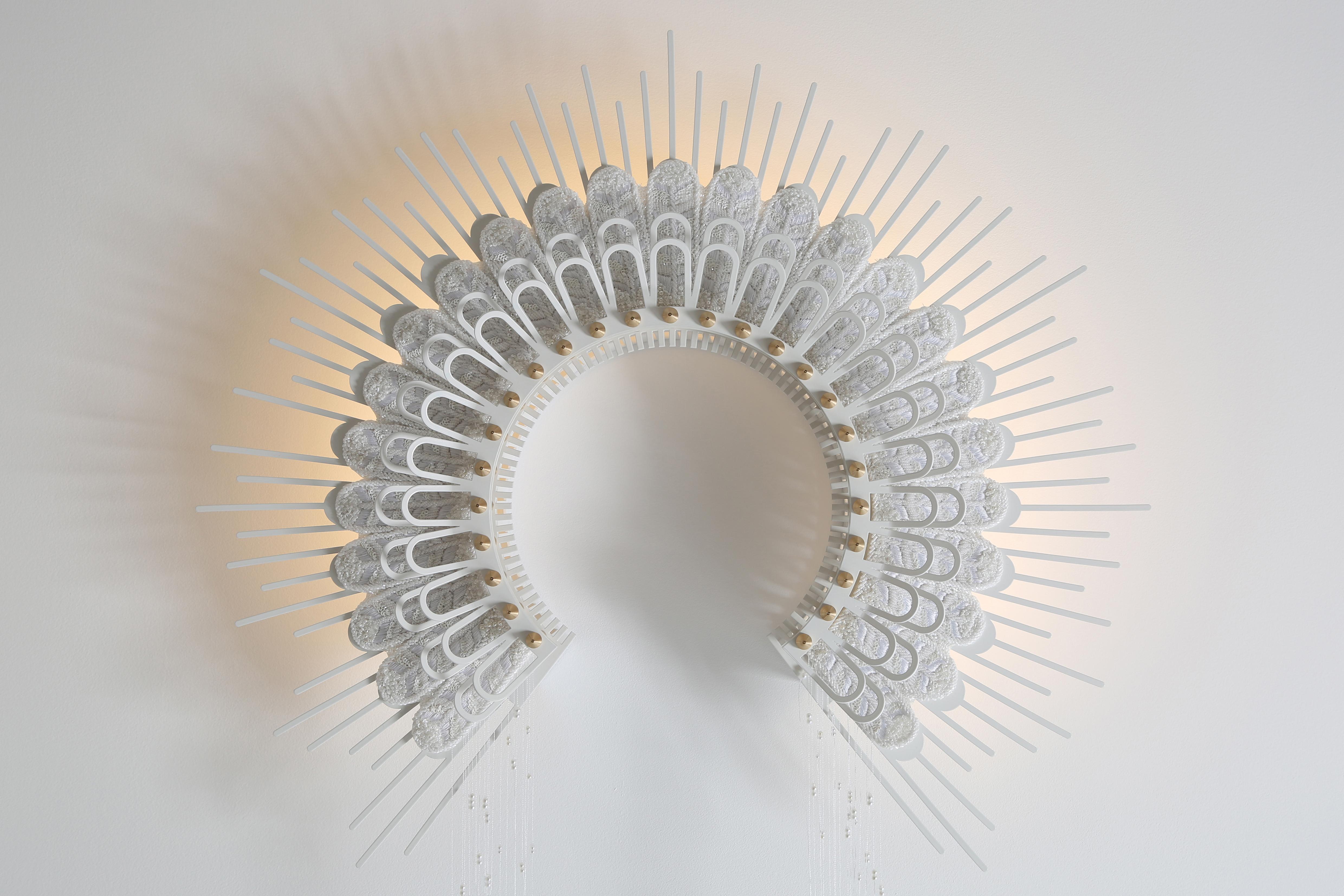 La cura light de Richard Yasmine
Materiales: Aluminio con recubrimiento de polvo, latón cepillado y bordados hechos a mano con cuentas, perlas y seda
Dimensiones: Al 52 x An 60,5 x Pr 13 cm

La palabra 