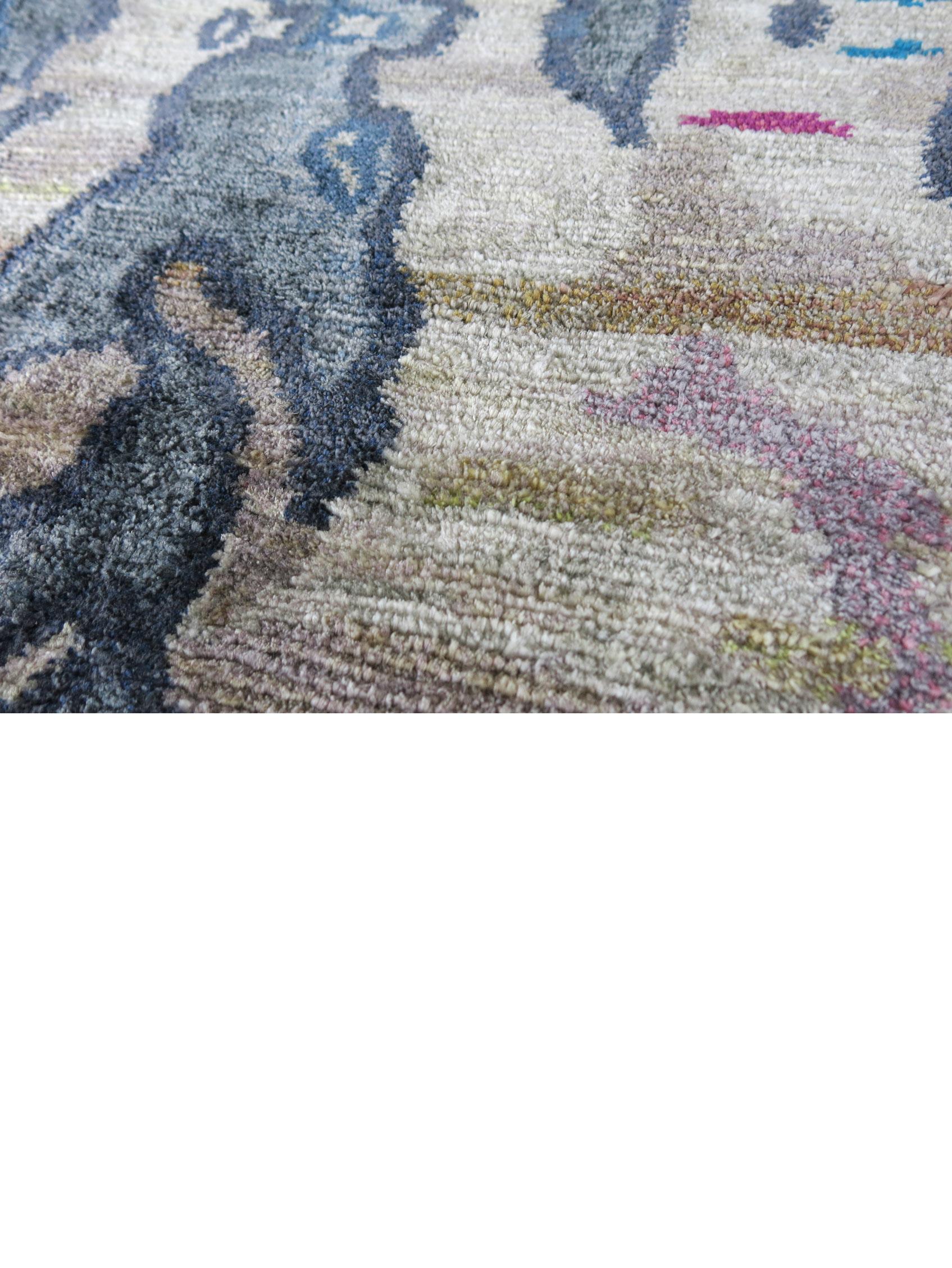 Olivfarbener handgeknüpfter Teppich von Eskayel „The Dance“ (Postmoderne) im Angebot