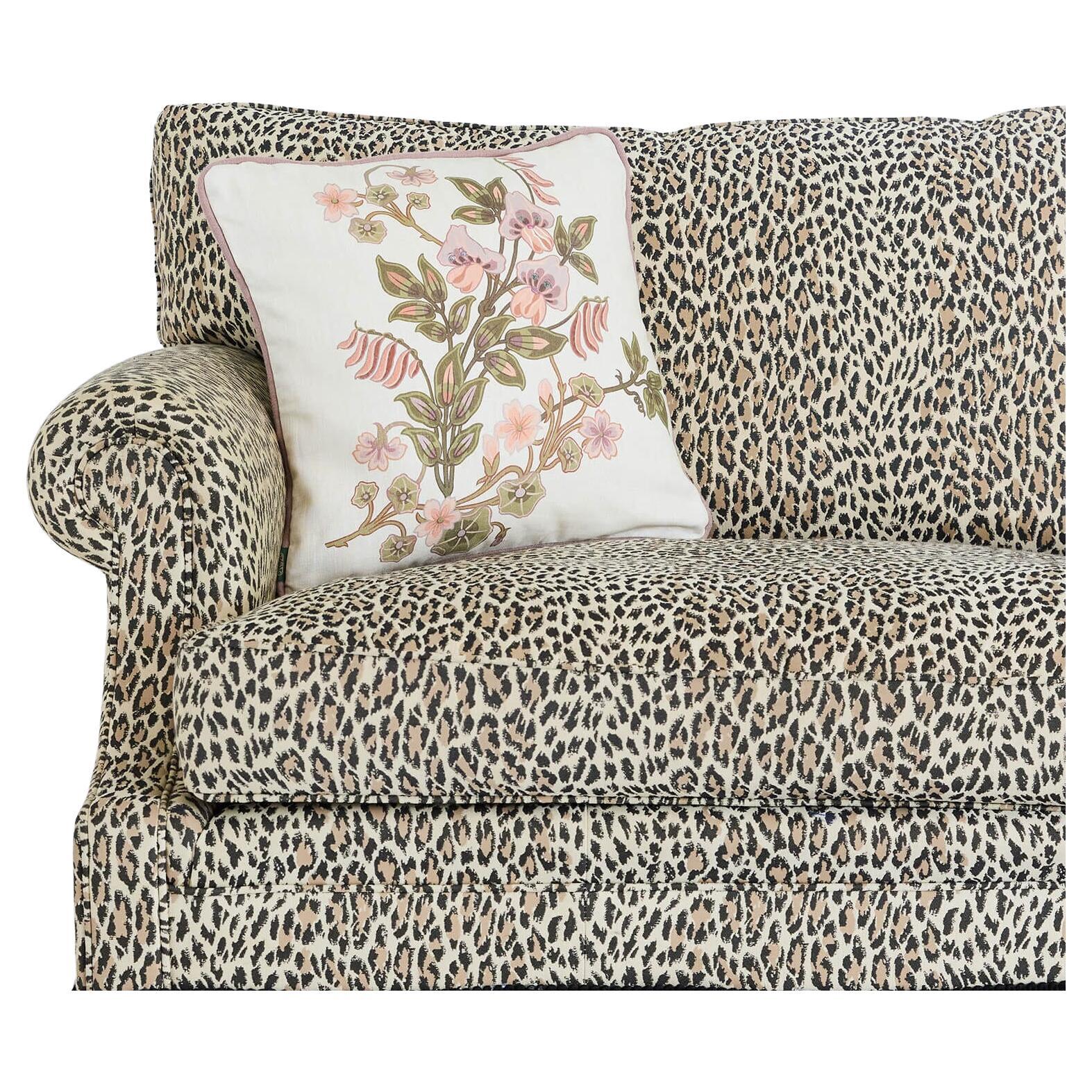 Britannique Coussin à ourlet passepoil moyen THE DANCING ORCHIDS, écru en vente