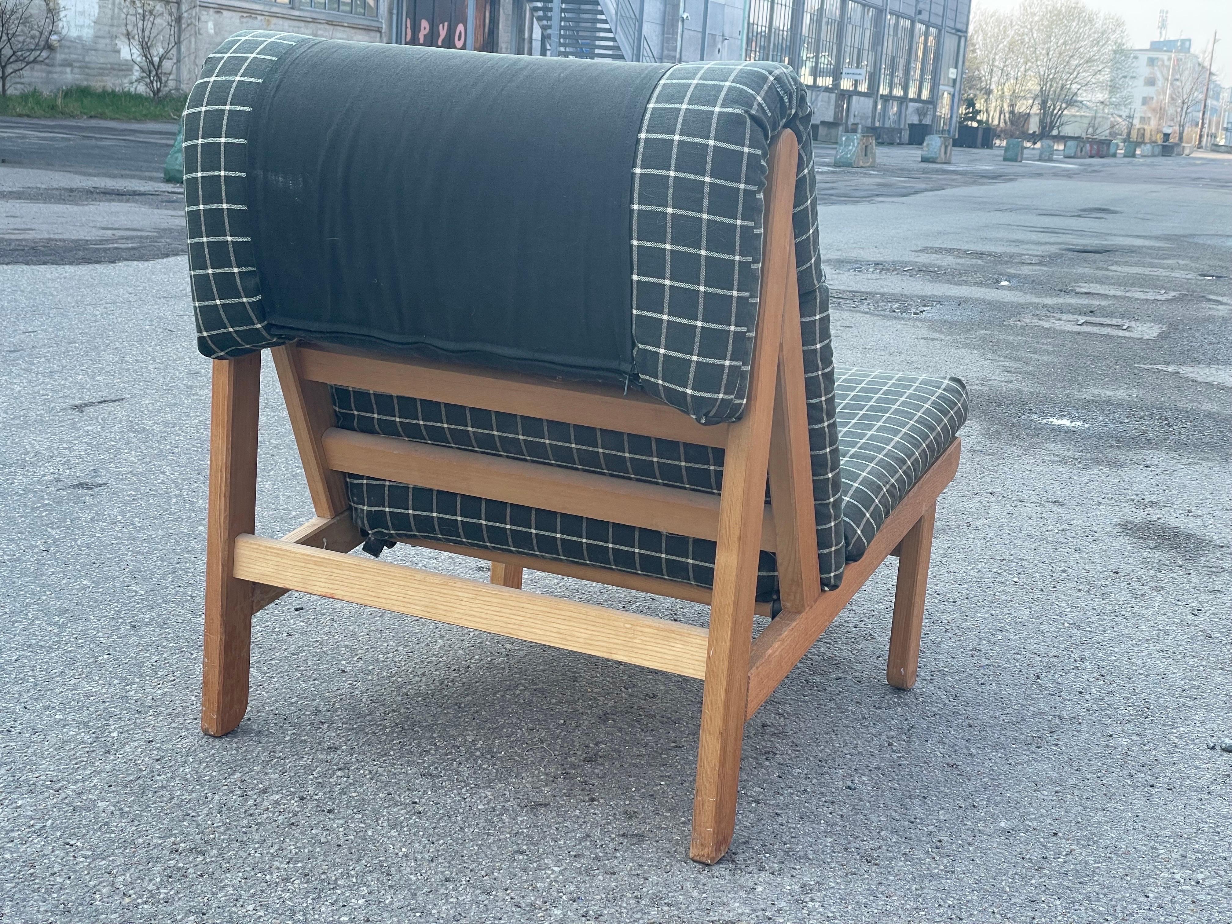 Seltener und sehr gesuchter Sessel, entworfen von Bernt Petersen für Schiang Furniture aus Dänemark im Jahr 1966. Gestell aus Kiefernholz mit losen Sitz- und Rückenkissen, gepolstert mit der Originalwolle, die eventuell ausgetauscht werden muss.