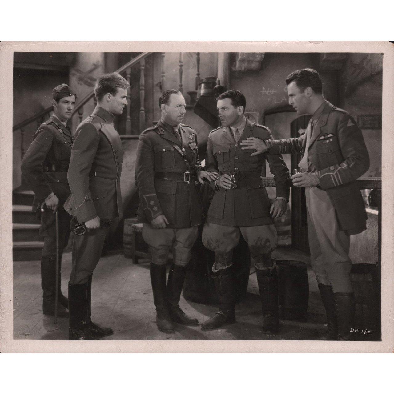 Photo originale américaine de 1930 en gélatine argentique à poids unique pour le film La Patrouille de l'aube réalisé par Howard Hawks avec Richard Barthelmess / Douglas Fairbanks Jr. / Neil Hamilton / Frank McHugh. Très bon état. Veuillez noter que