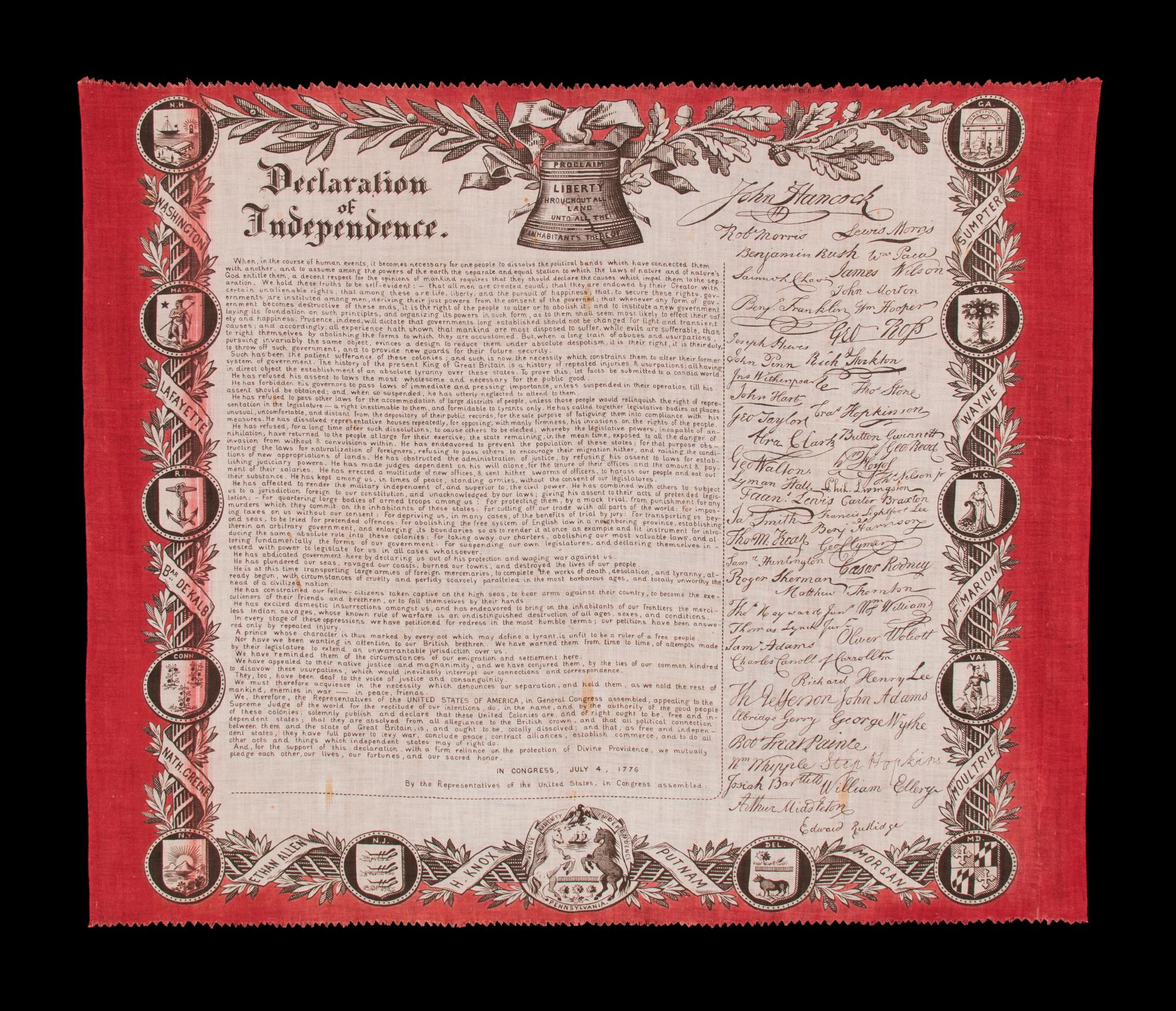 MOUCHOIR EN COTON IMPRIMÉ GLORIFIANT LA DÉCLARATION D'INDÉPENDANCE, AVEC TEXTE ET SIGNATURES REPRODUITS, RÉALISÉ POUR L'EXPOSITION INTERNATIONALE DU CENTENAIRE DE 1876 À PHILADELPHIE

Imprimé sur du coton, ce magnifique fichu rend hommage à la
