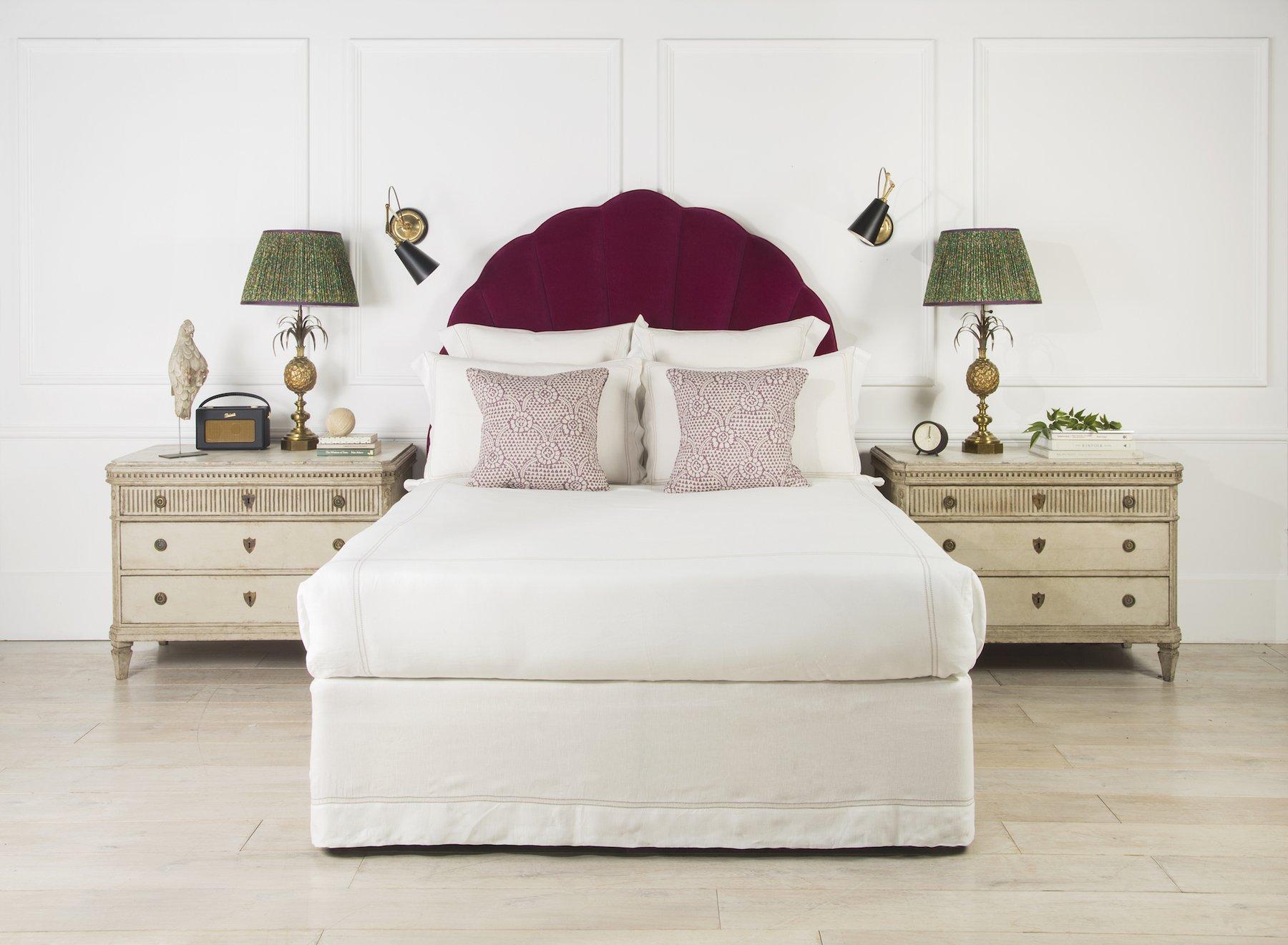 Fabriqué sur commande à partir de notre collection de rembourrage sur mesure, le deco est une tête de lit rembourrée de luxe, fabriquée à la main sur commande dans notre studio de rembourrage de Cotswold.

Le prix indiqué est pour le modèle de