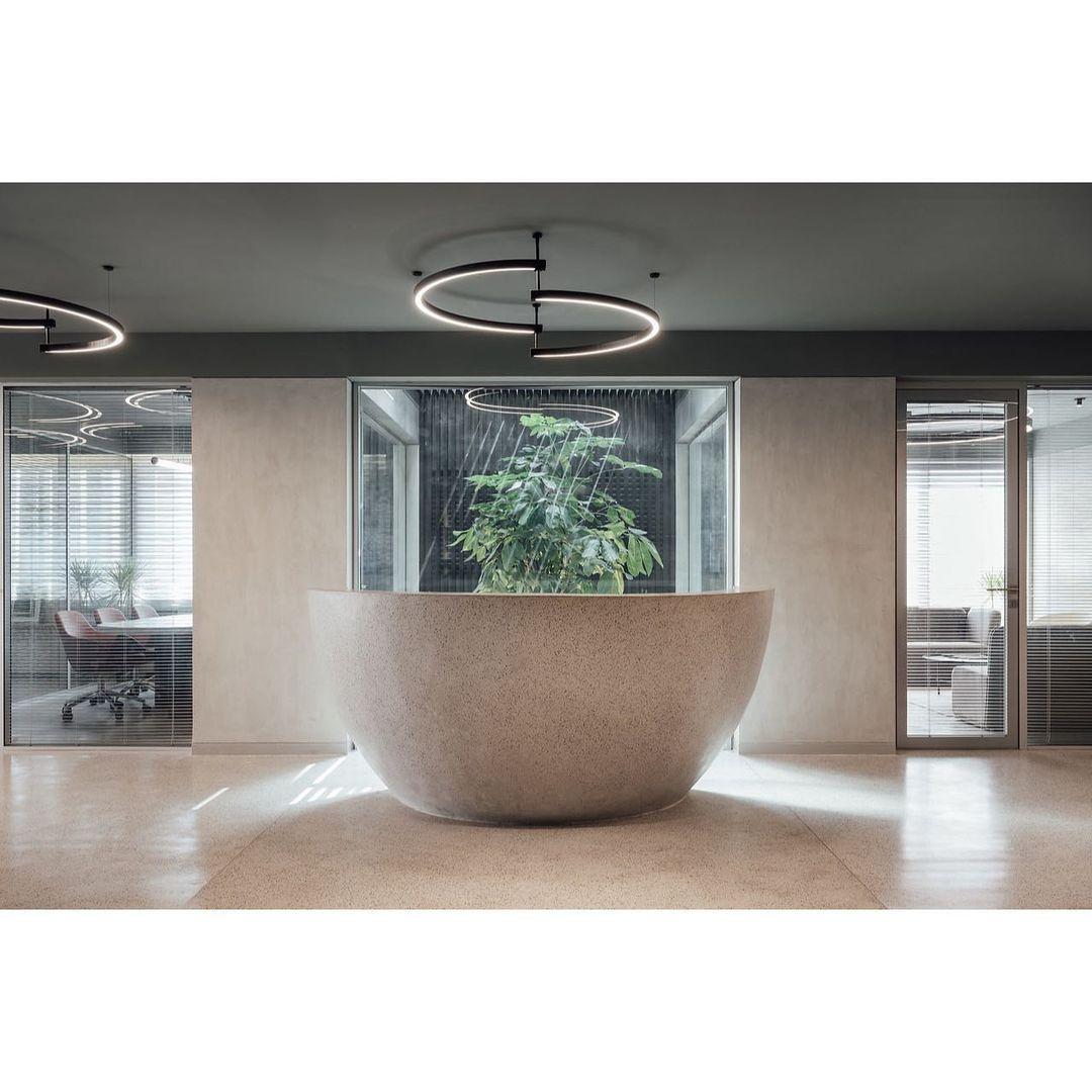 Metallo Il lampadario ad anello in ottone decostruito in vendita