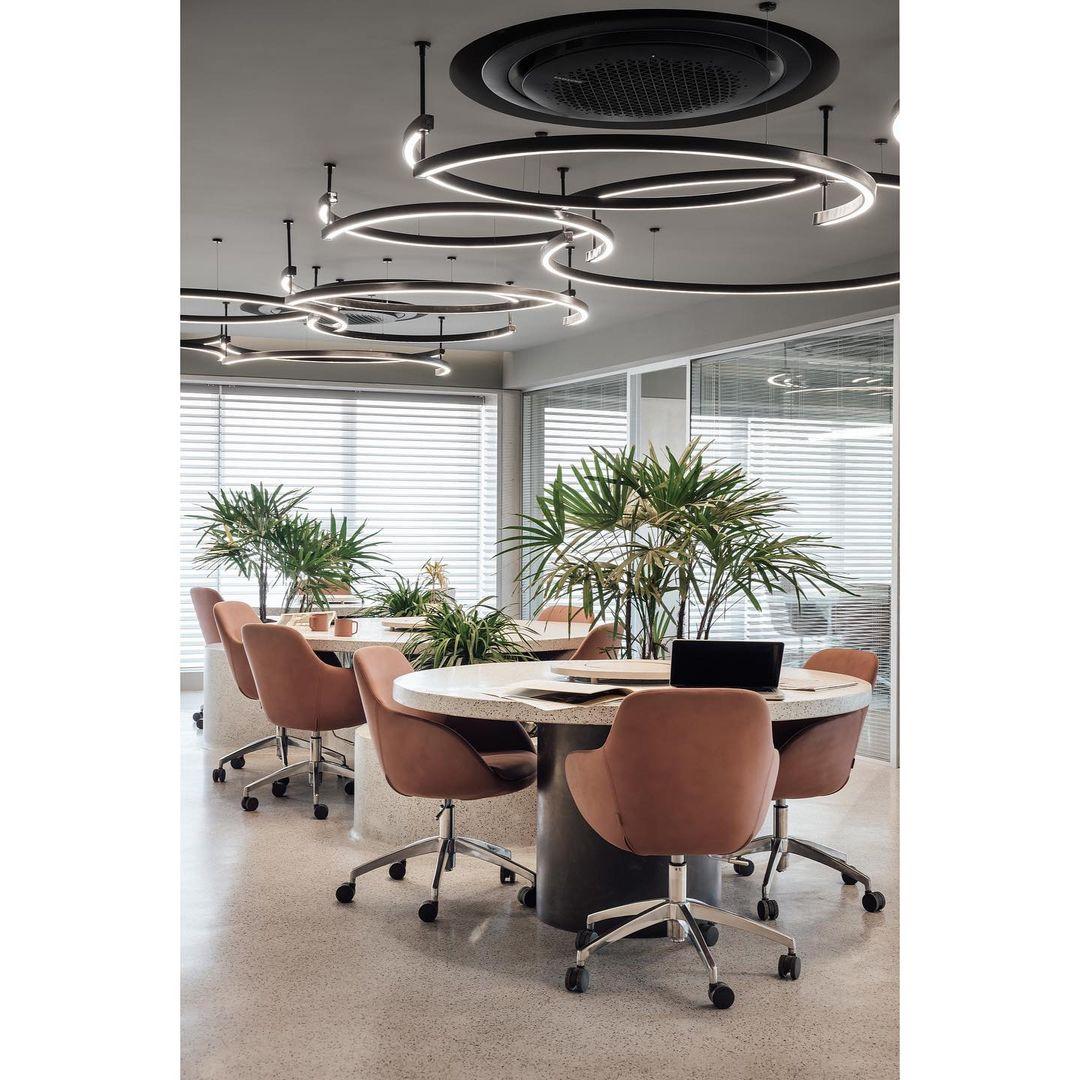 Il lampadario ad anello in ottone decostruito in vendita 1