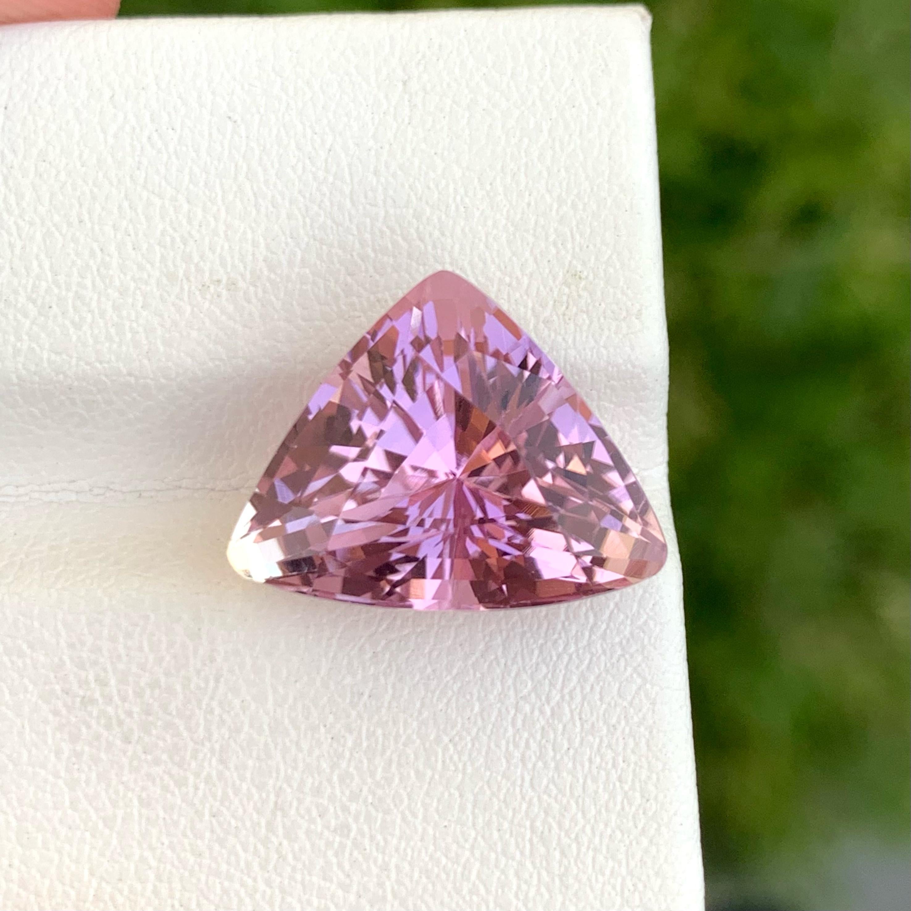 La delicada belleza de la kunzita rosa Una gema que irradia amor y serenidad Moderno