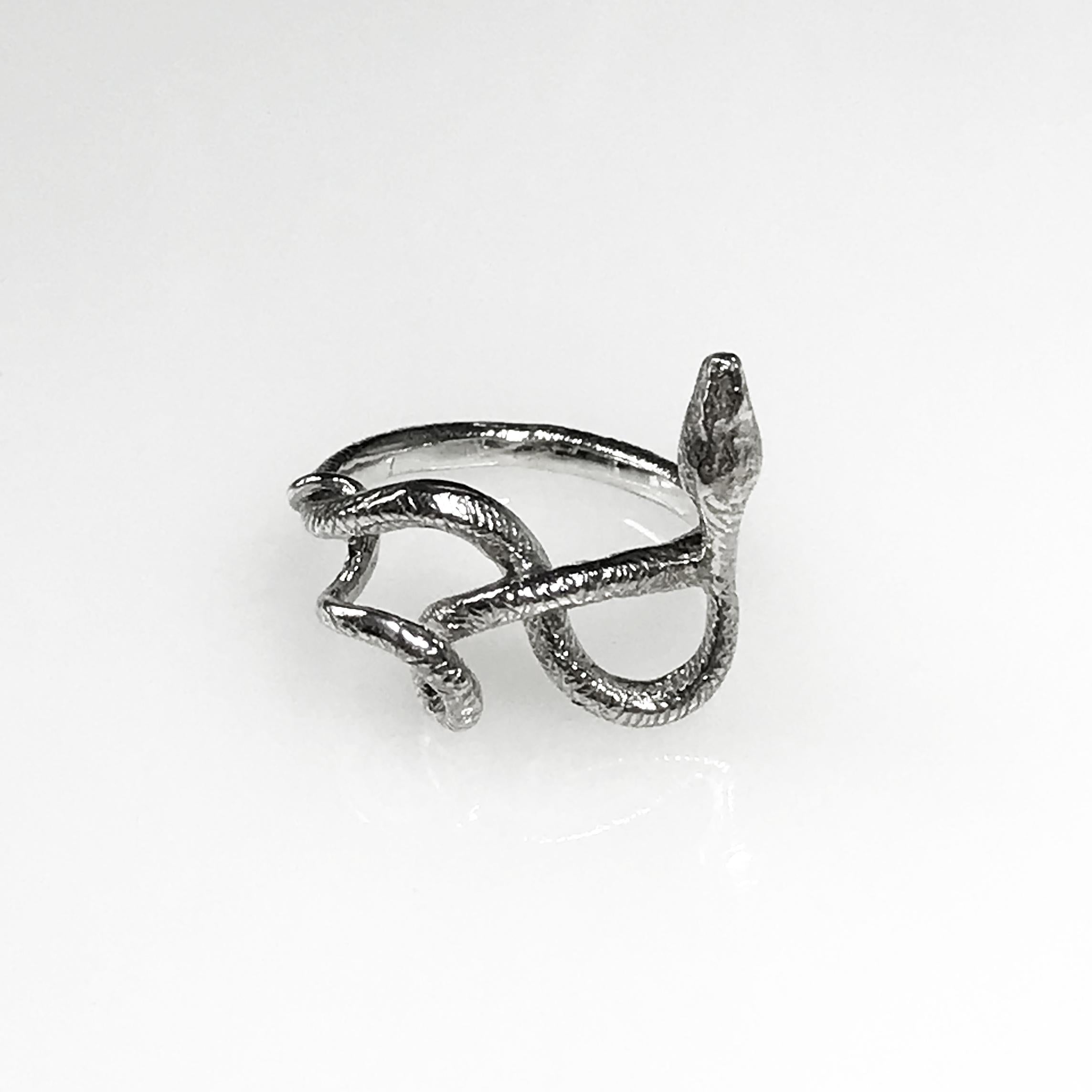 Bizantino Il delicato anello egiziano Wadjet con serpente attorcigliato in argento sterling in vendita