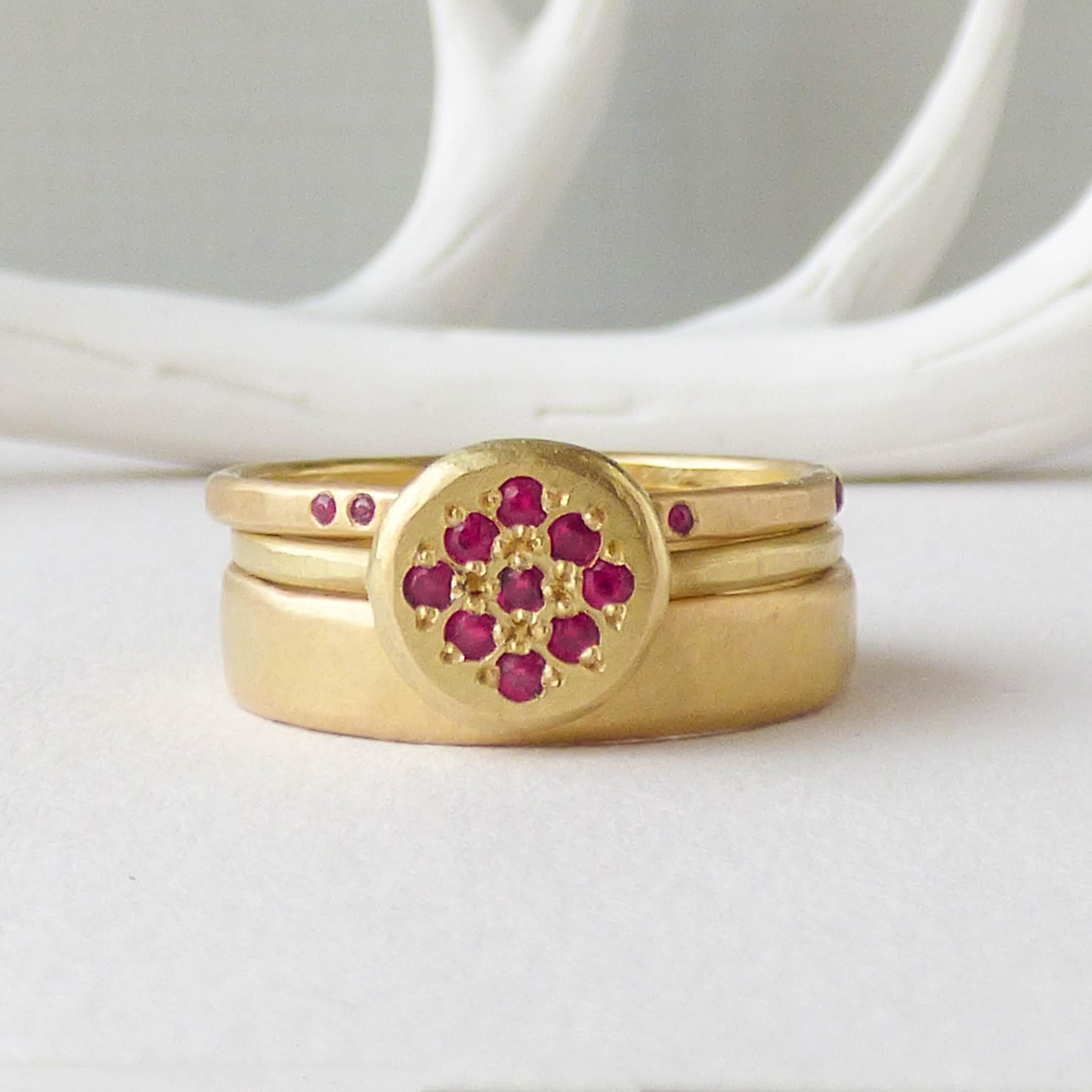 in vendita:  L'anello etico Delphina in oro e rubini 8ct Fairmined 2